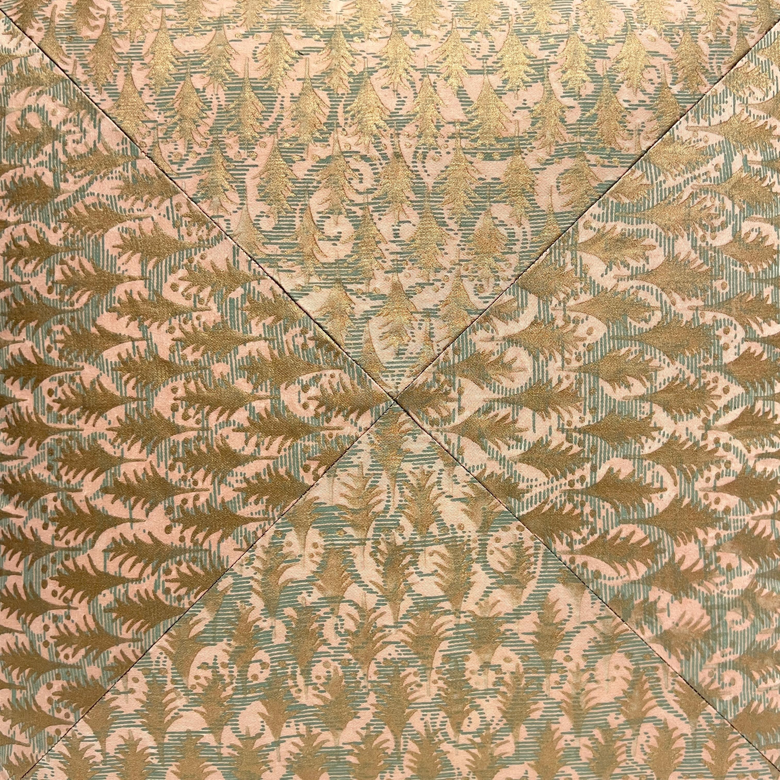 XXIe siècle et contemporain Paire de coussins Fortuny piqués et moulés dans le motif Puimette en vente