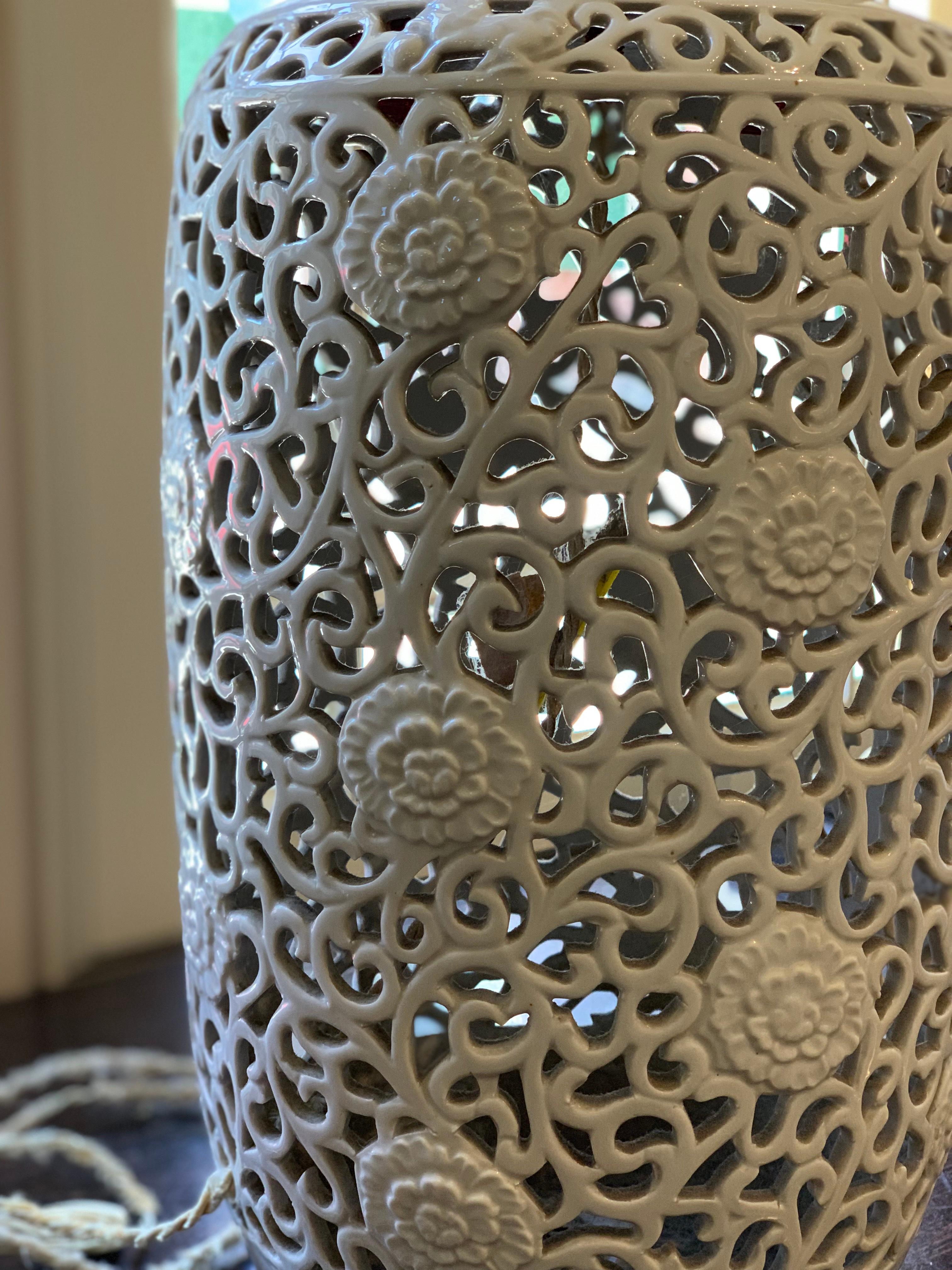 Ein exquisites Paar durchbrochener Emaille-Lampensockel mit floralen Motiven, die an den Seiten hochklettern, in ausgezeichnetem Zustand aus der Mitte des 20. Jahrhunderts. Jede Blüte ist mit Ranken verbunden, die die geschwungene Form des Sockels
