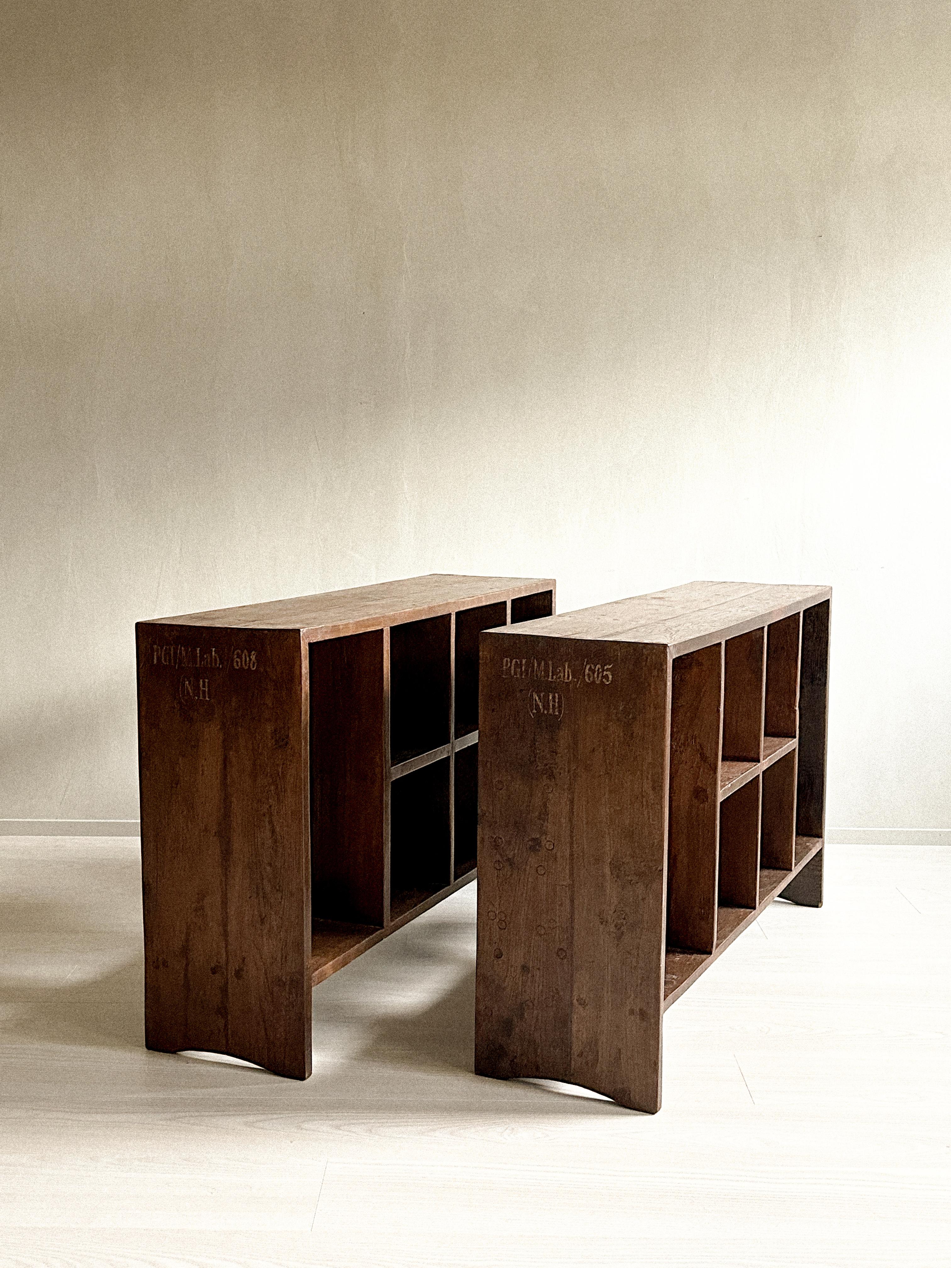 Ein Paar Pierre Jeanneret '1896-1967' 'PJ-R-27-A' File Racks, Indien, 1950er Jahre 5