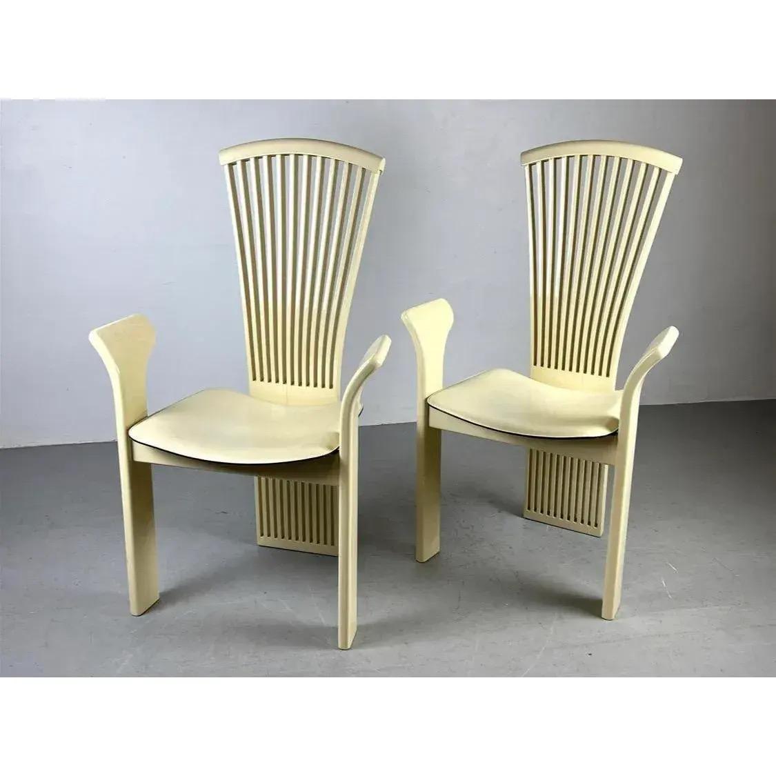 Elegante set di due sedie da pranzo italiane post-moderne laccate disegnate da Pietro Costantini a San Vito al Torre, Italia. Le iconiche sedie presentano una silhouette scultorea realizzata in legno di faggio con una rara finitura laccata color