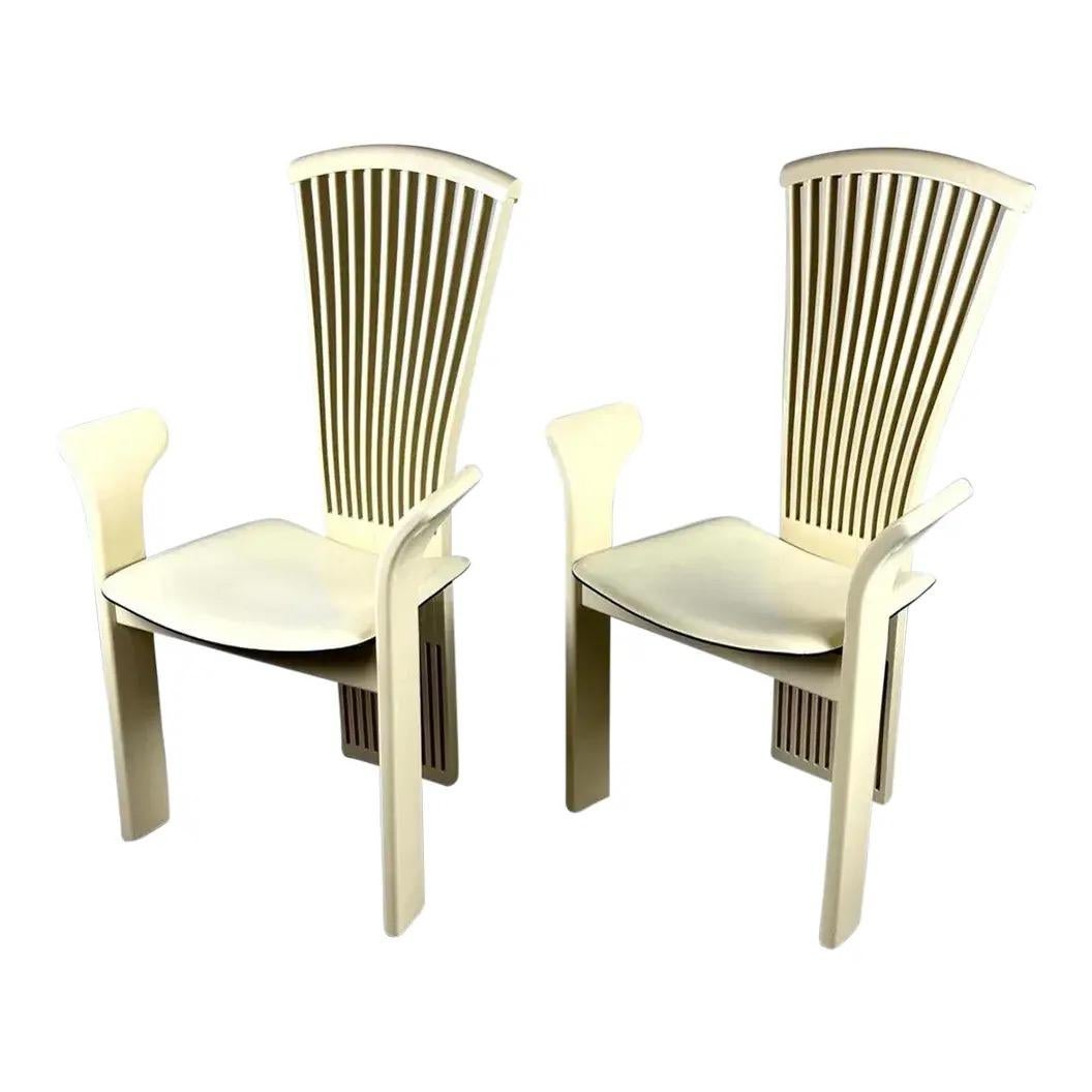 Italiano A Pair of Pietro Constantini Cream Lacquered Dining Chairs in vendita