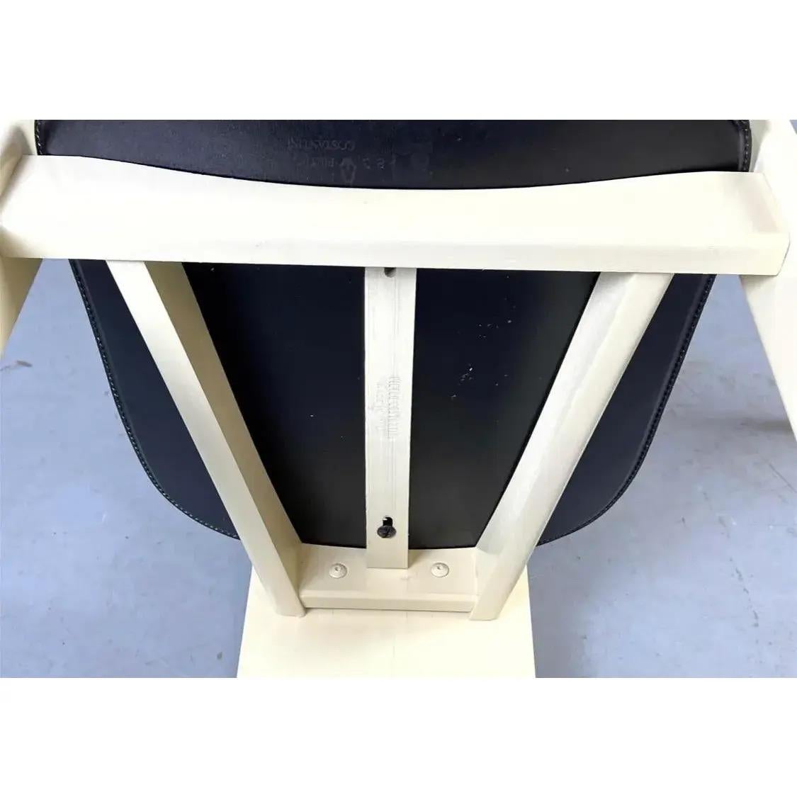 Fine XX secolo A Pair of Pietro Constantini Cream Lacquered Dining Chairs in vendita