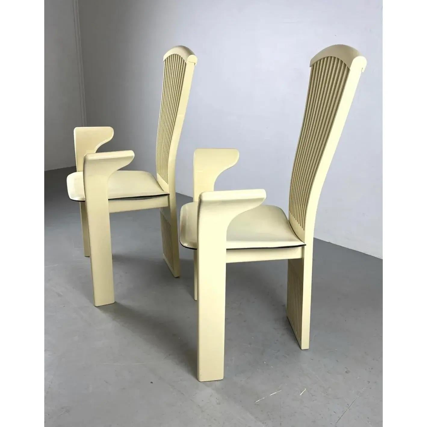 A Pair of Pietro Constantini Cream Lacquered Dining Chairs in vendita 1