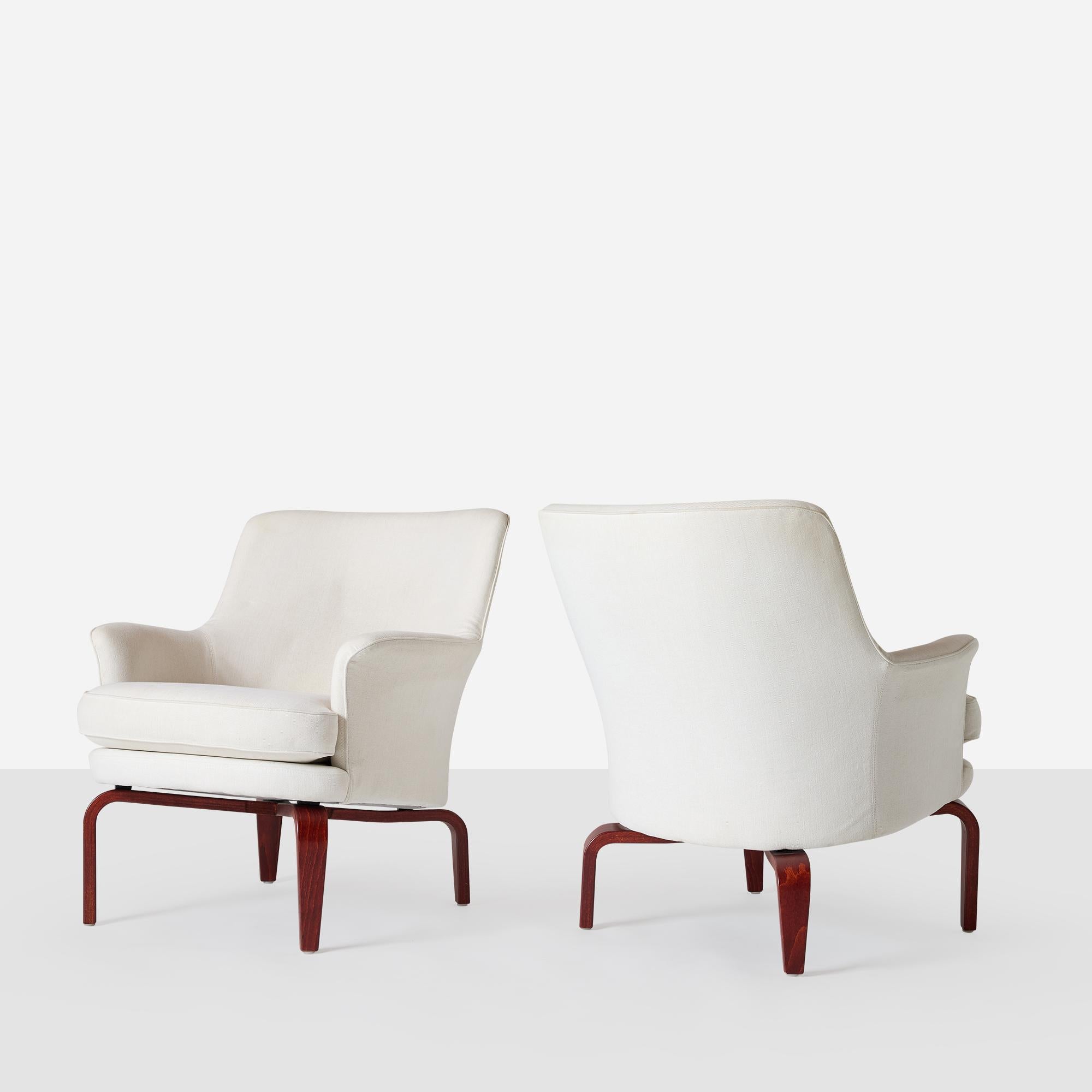 Paire de chaises longues Pilot, conçues en 1967 par Arne Norell pour Norell Möbel AB. Norells était connu pour son utilisation ingénieuse du bois, et cette paire est remarquable pour son incroyable confort et a été en grande partie inspirée par le