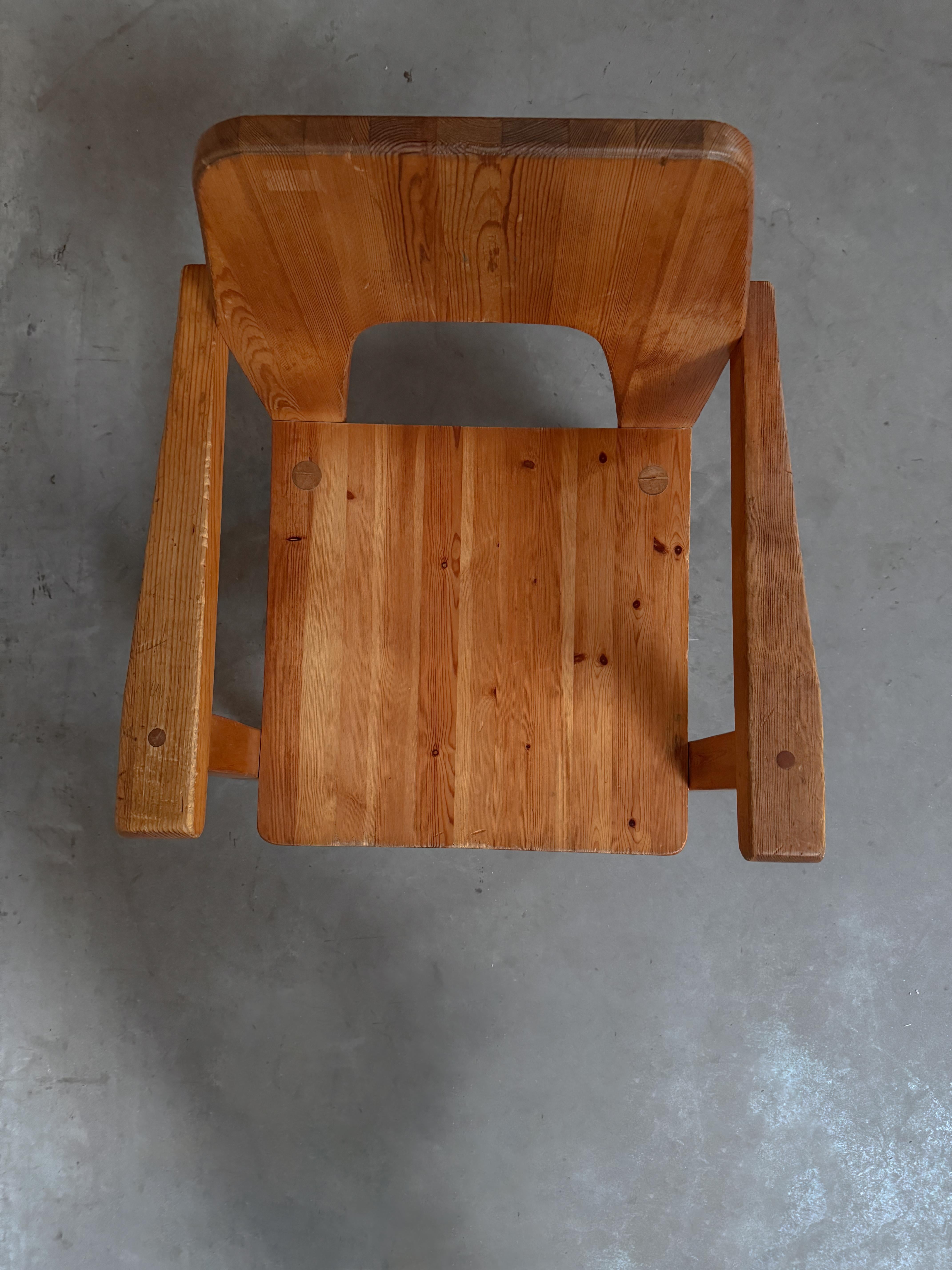 Scandinave moderne Paire de fauteuils en pin, plateau arrière ajouré, fabricant Vemdalia en vente