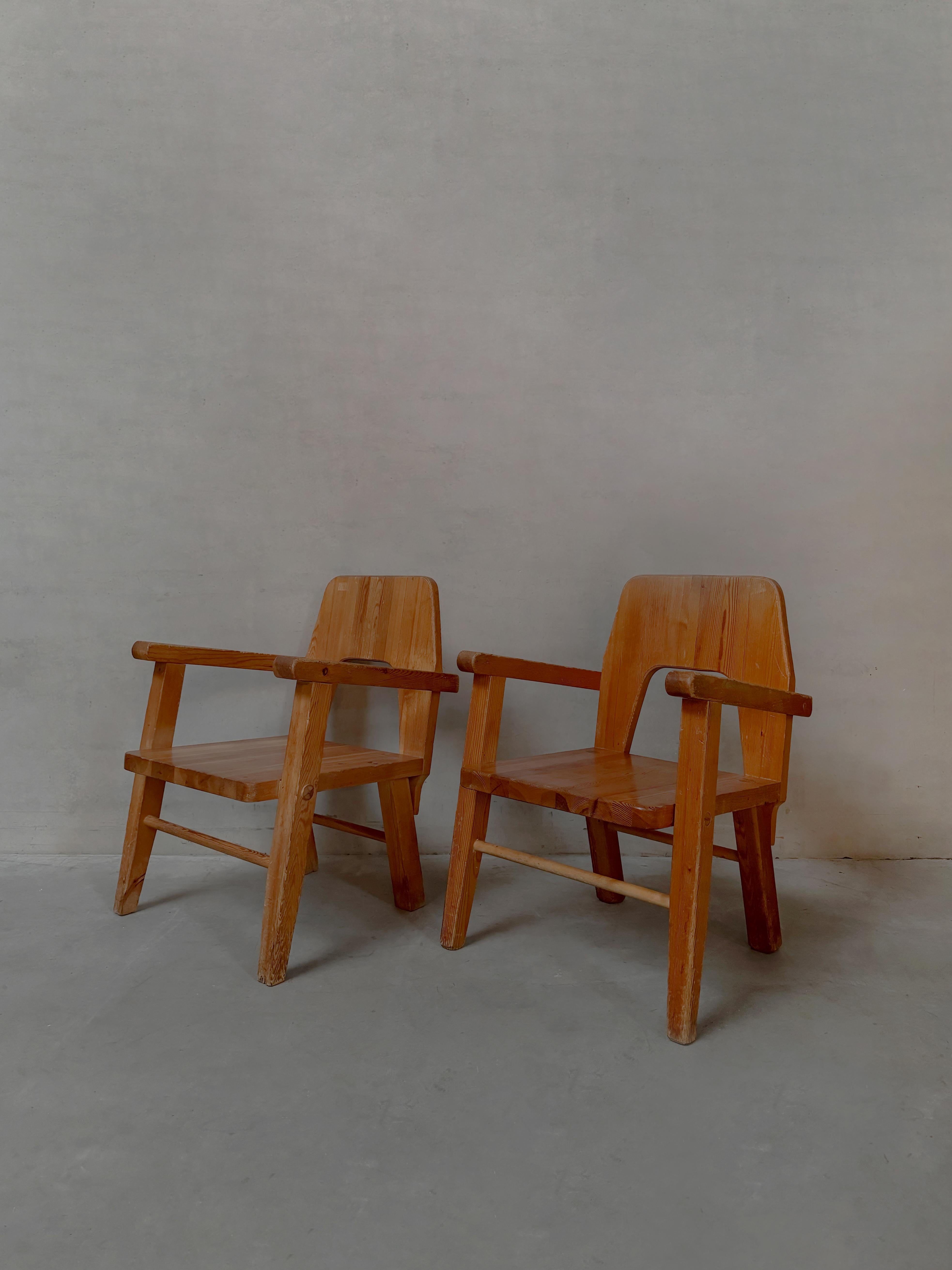 Suédois Paire de fauteuils en pin, plateau arrière ajouré, fabricant Vemdalia en vente