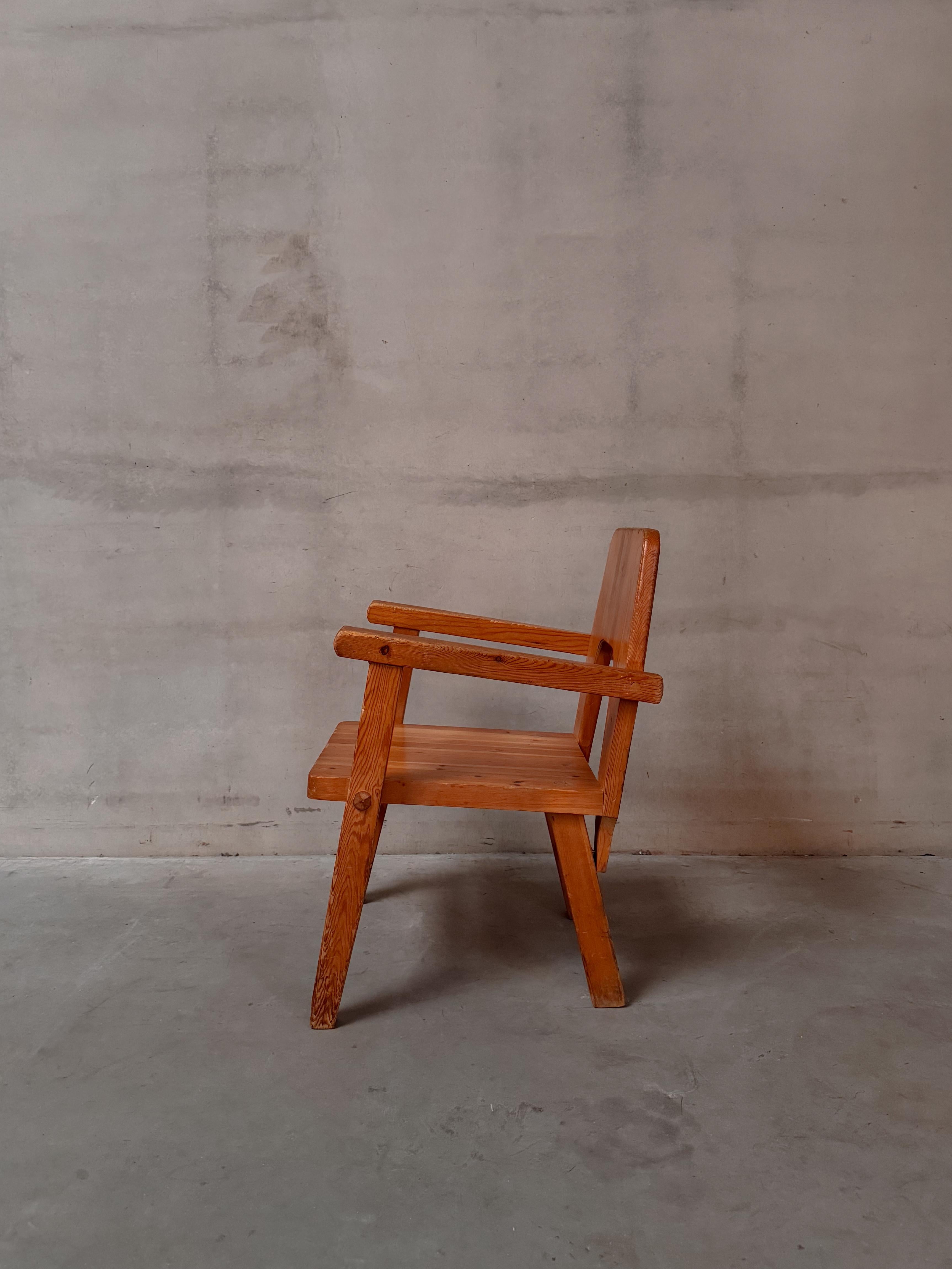 Paire de fauteuils en pin, plateau arrière ajouré, fabricant Vemdalia Bon état - En vente à Antwerpen, BE