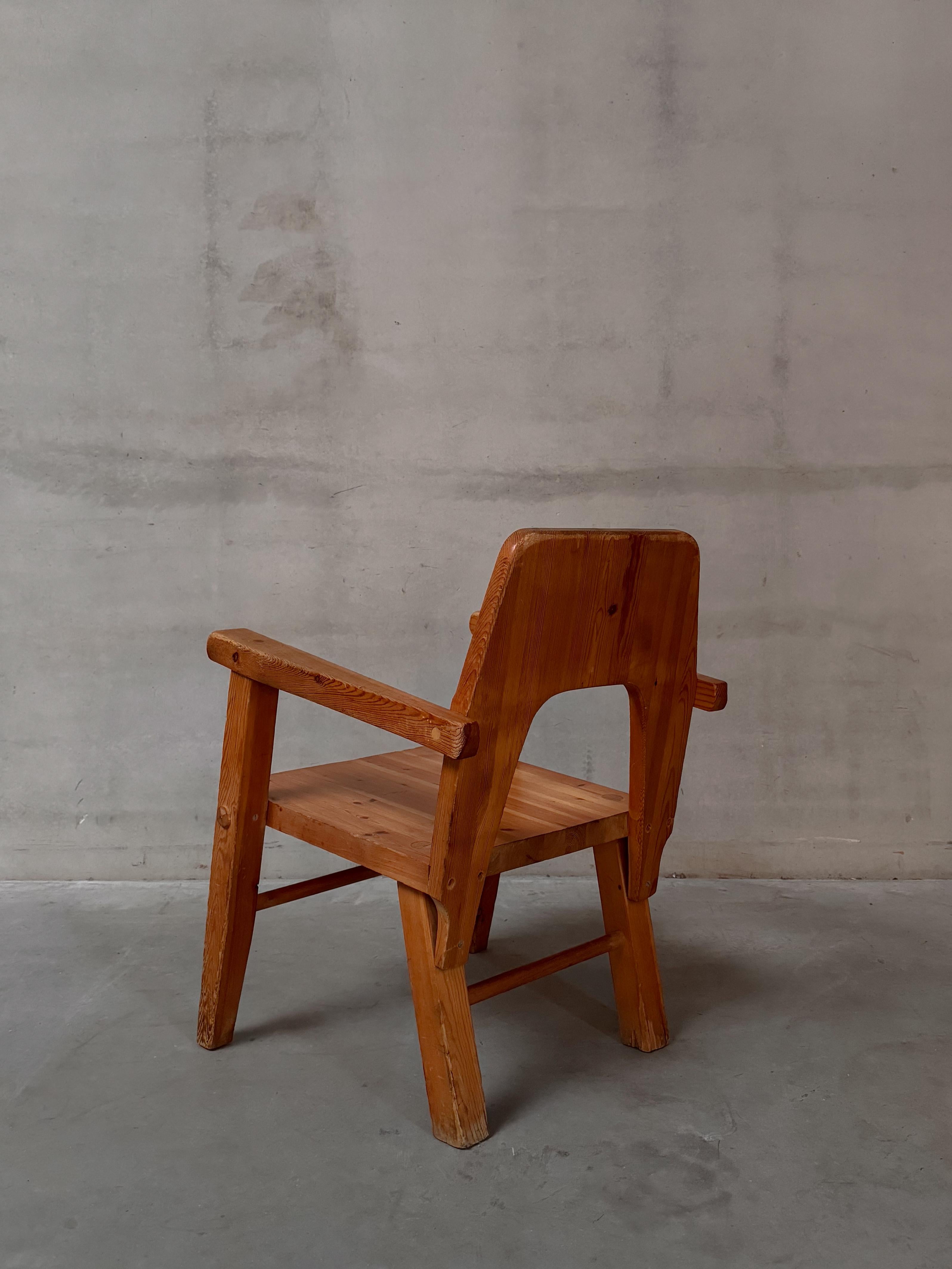 20ième siècle Paire de fauteuils en pin, plateau arrière ajouré, fabricant Vemdalia en vente