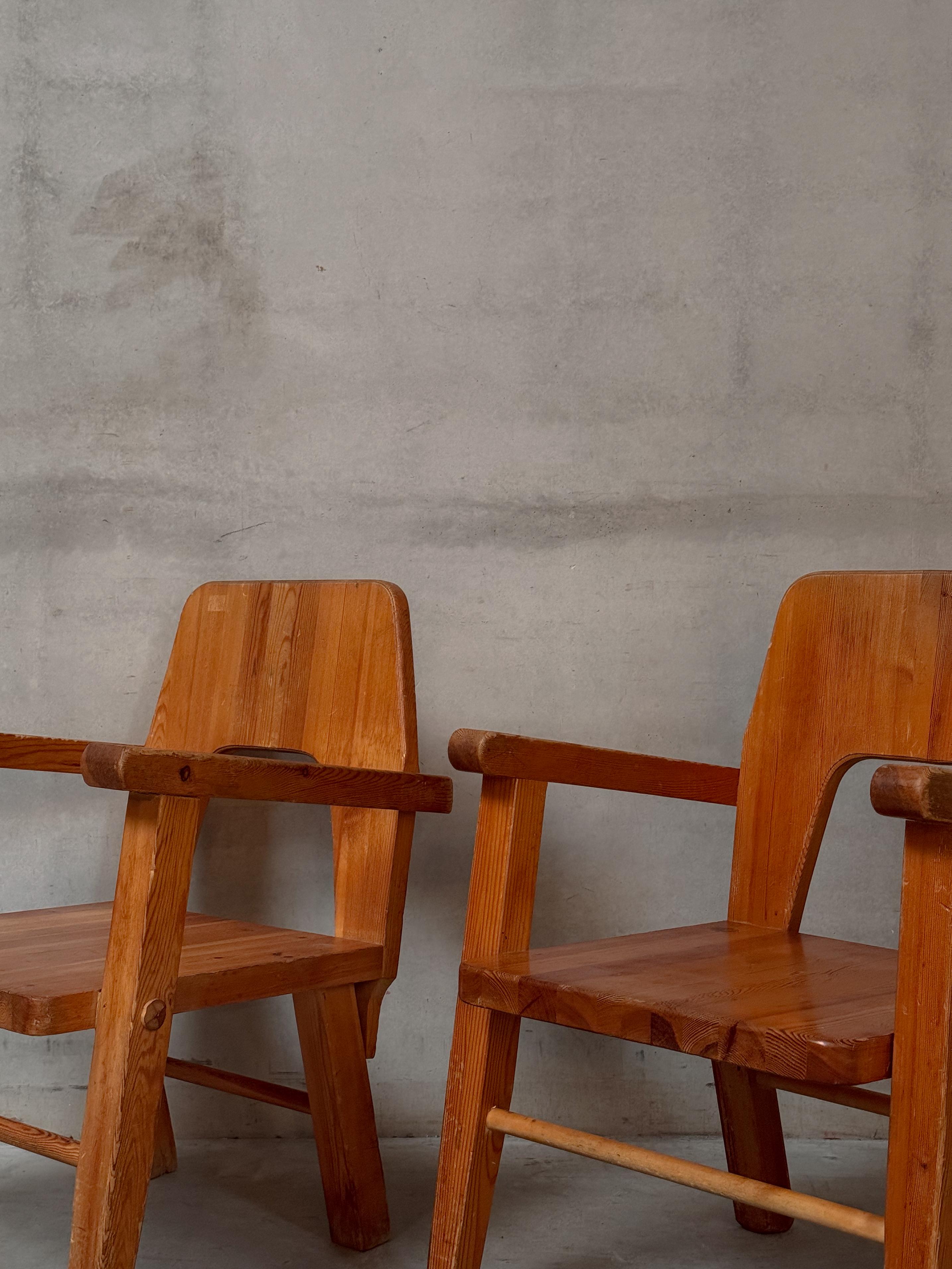 Pin Paire de fauteuils en pin, plateau arrière ajouré, fabricant Vemdalia en vente