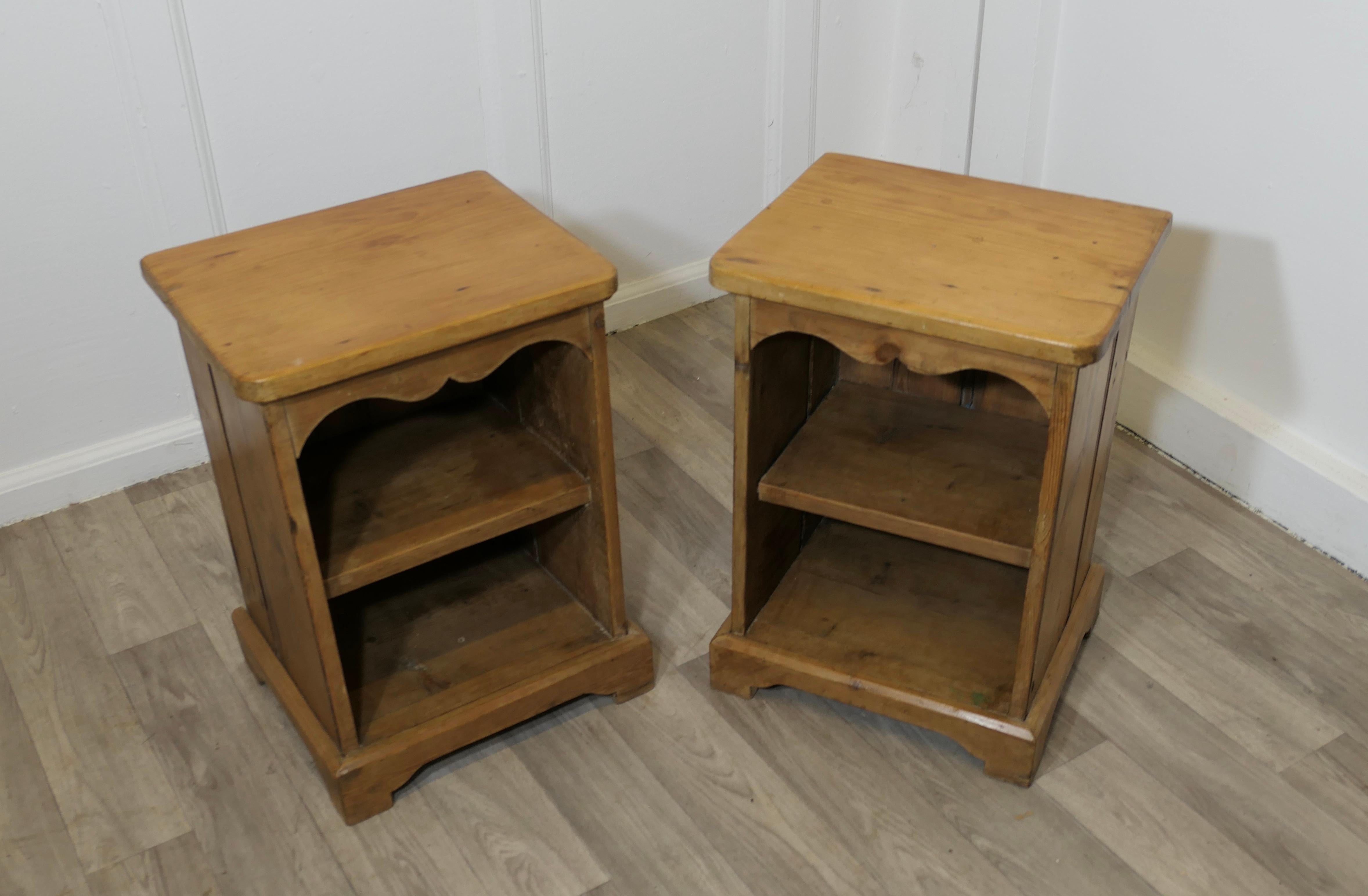 Un par de mesillas de noche de pino con estantes abiertos  Un buen par de cabeceros de pino en venta 1