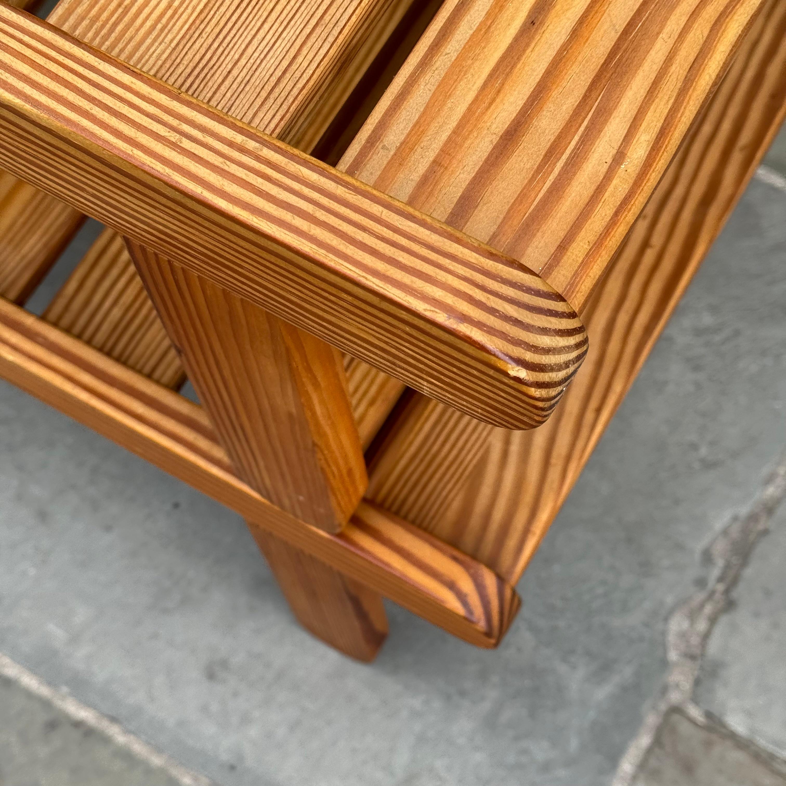 Paire de bancs en pin conçus par le designer danois Bernt Petersen dans les années 1960. 

Suffisamment basse pour être utilisée comme table basse ou comme siège d'appoint, la construction simple de cette paire de bancs est mise en valeur par les