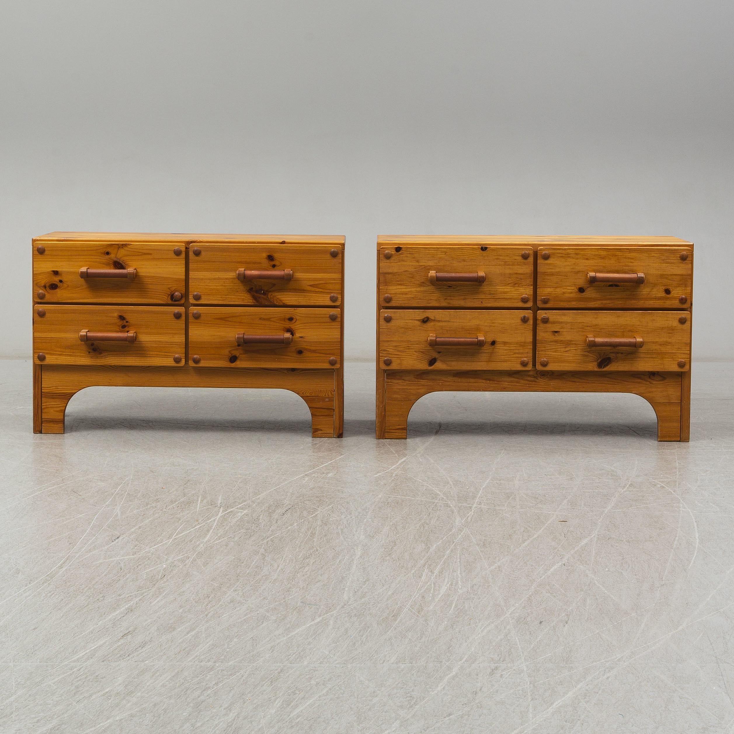 Une belle paire de commodes en bois de pin, bon état, c.1970, profondeur 45cm avec poignées.