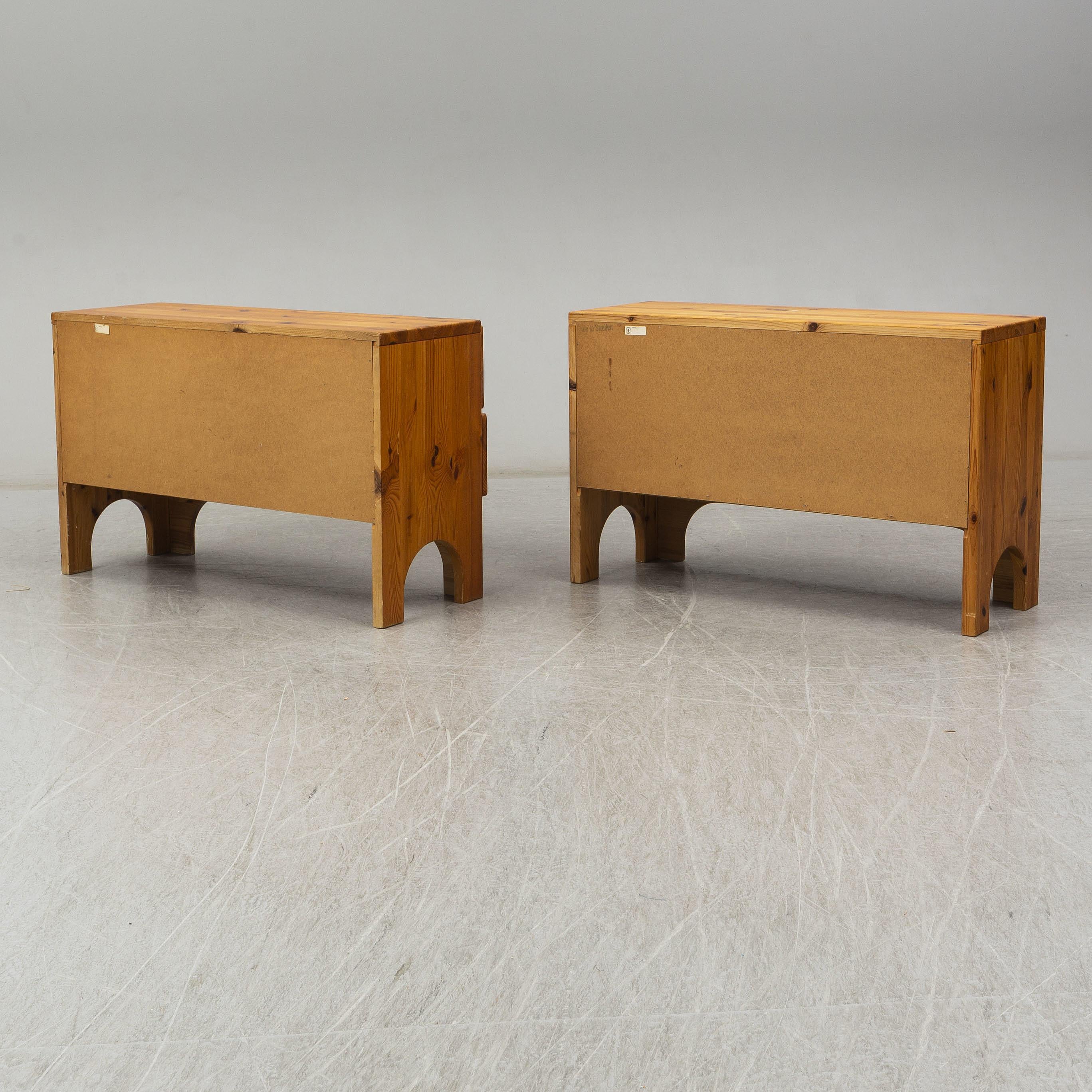 Mid-Century Modern Une paire de commodes en bois de pin, Nybrofabriken, Fröseke, Suède 1970''S en vente