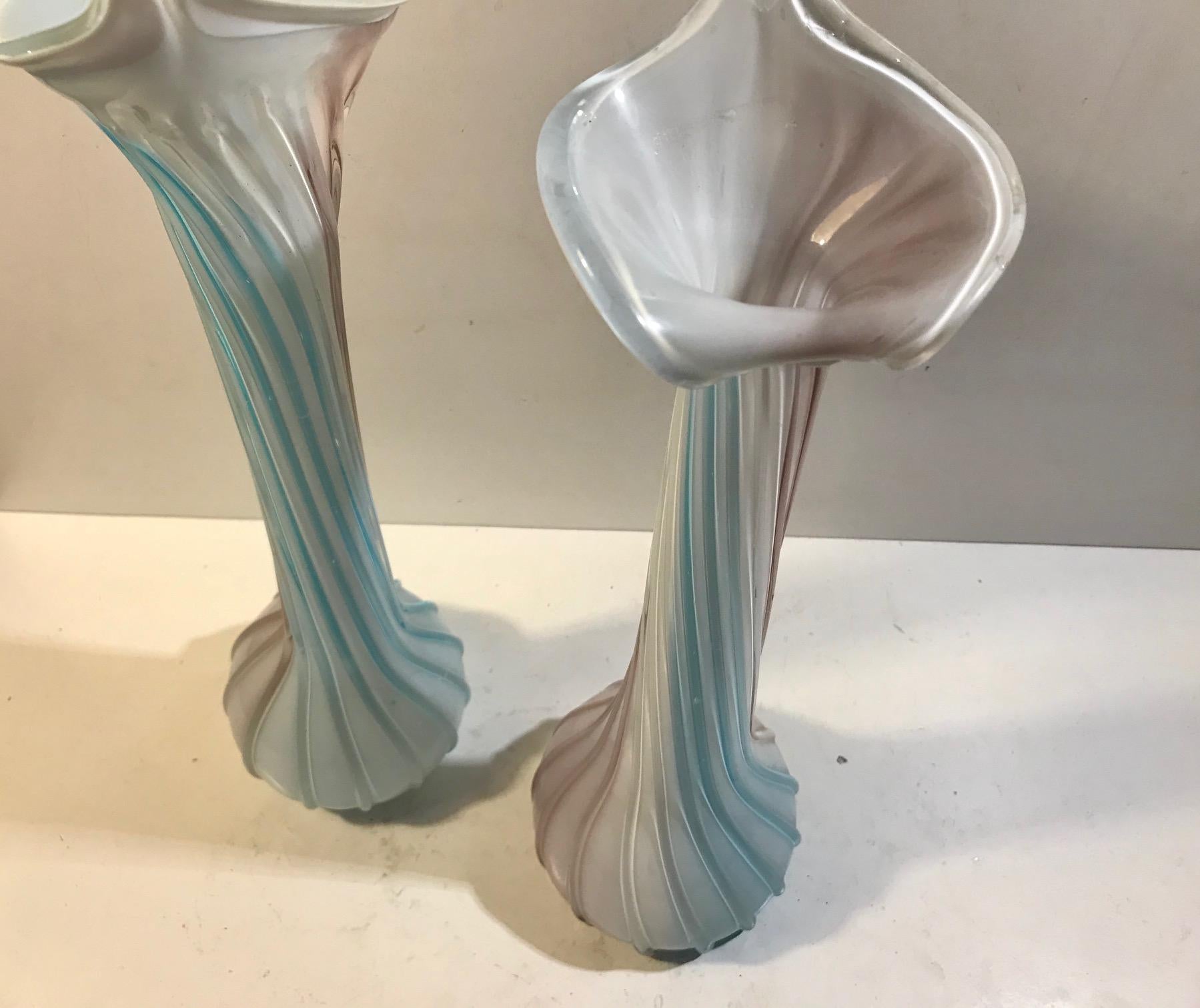 Art déco Paire de vases italiens « Jack in the Pulpit » en verre rose, bleu et blanc en vente