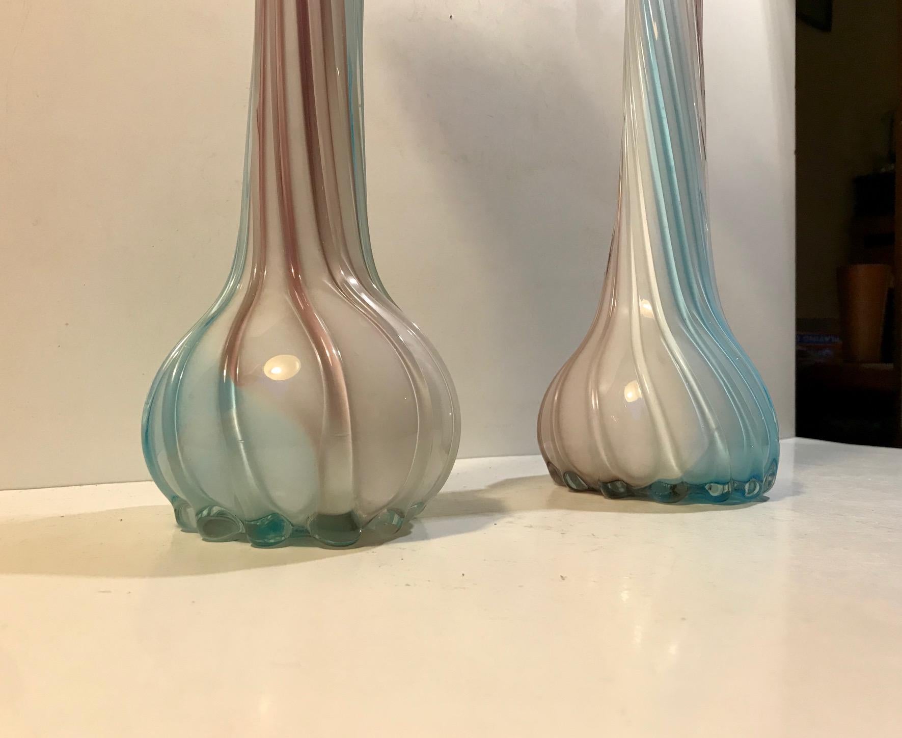 Paar rosa, blaue und weiße italienische Jack-Vasen aus Pulpitglas (Art déco) im Angebot