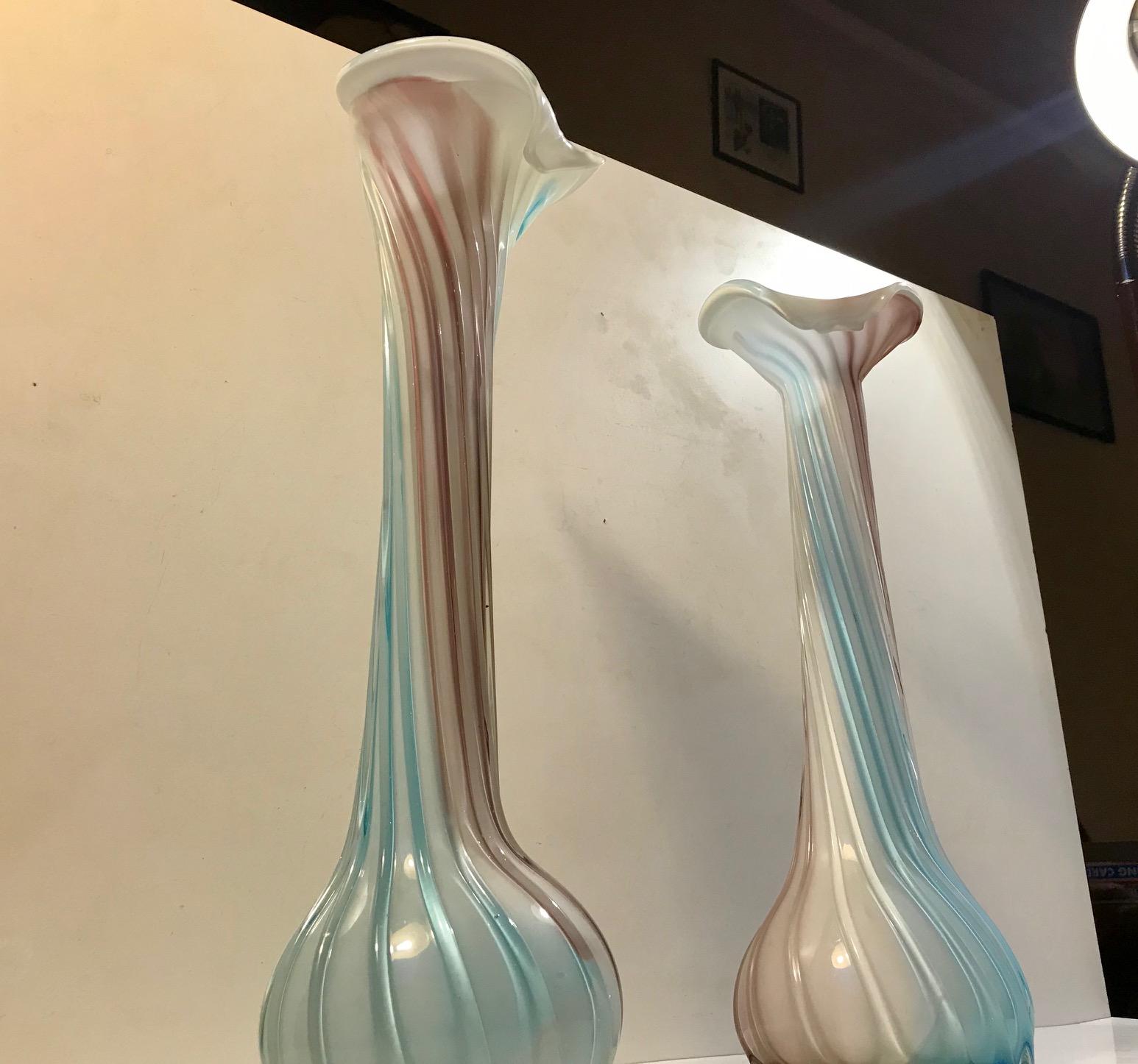 20ième siècle Paire de vases italiens « Jack in the Pulpit » en verre rose, bleu et blanc en vente