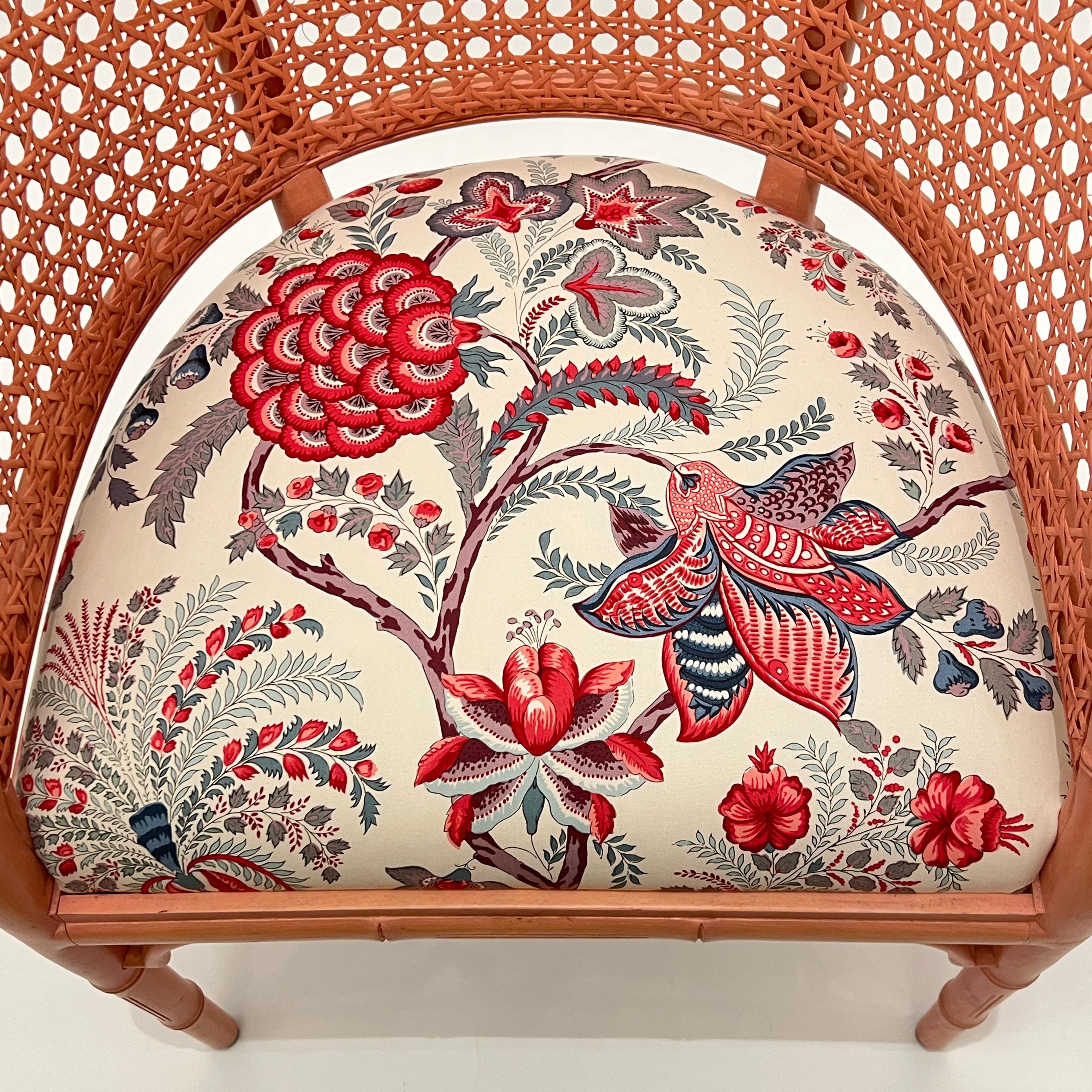 Una coppia di poltrone in finto bambù rosa. Le cornici con forme di bambù in acero intagliate a mano, nella finitura originale dipinta di rosa. I sedili sono stati rivestiti con tessuti vintage di Manuel Canovas provenienti dalla tenuta di Bunny