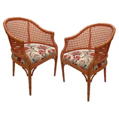 Un par de sillones rosas de bambú sintético