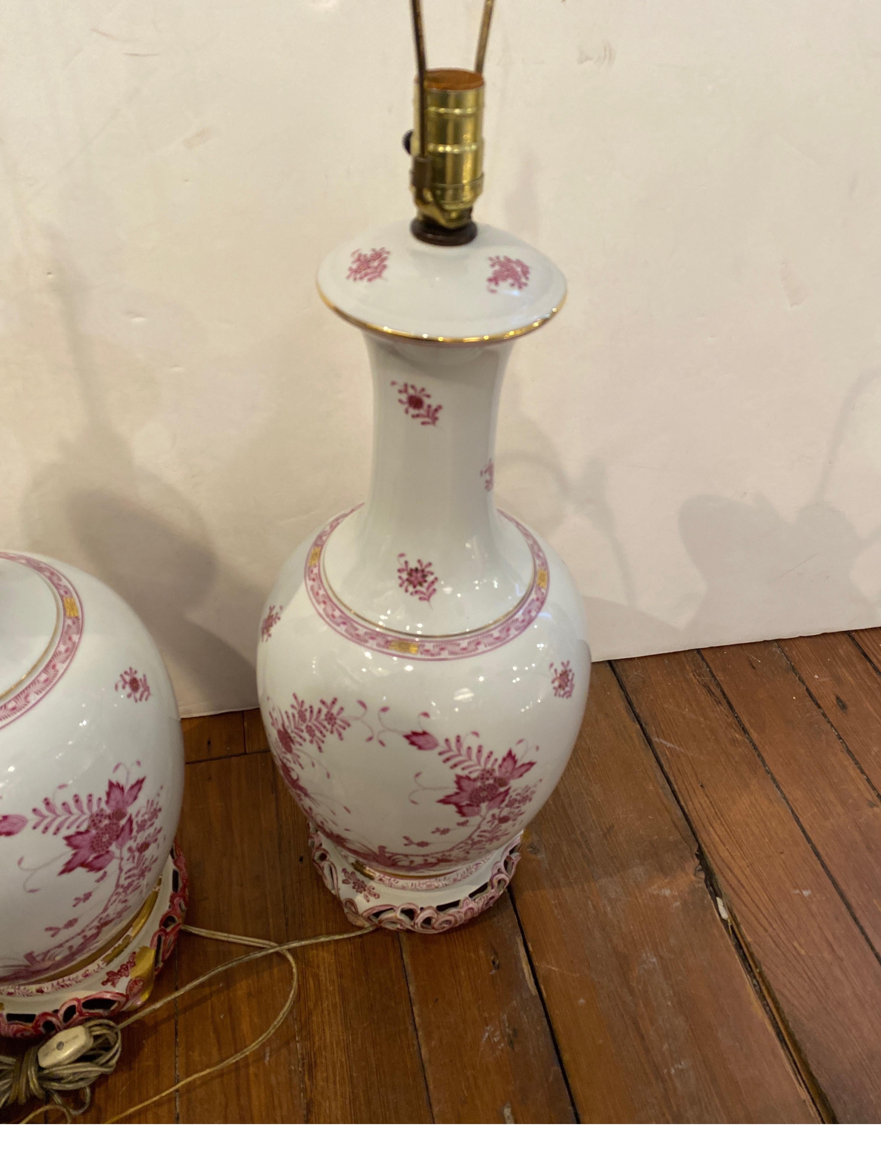 Ein Paar rosa geblümte weiße Porzellanlampen von Herrand 5