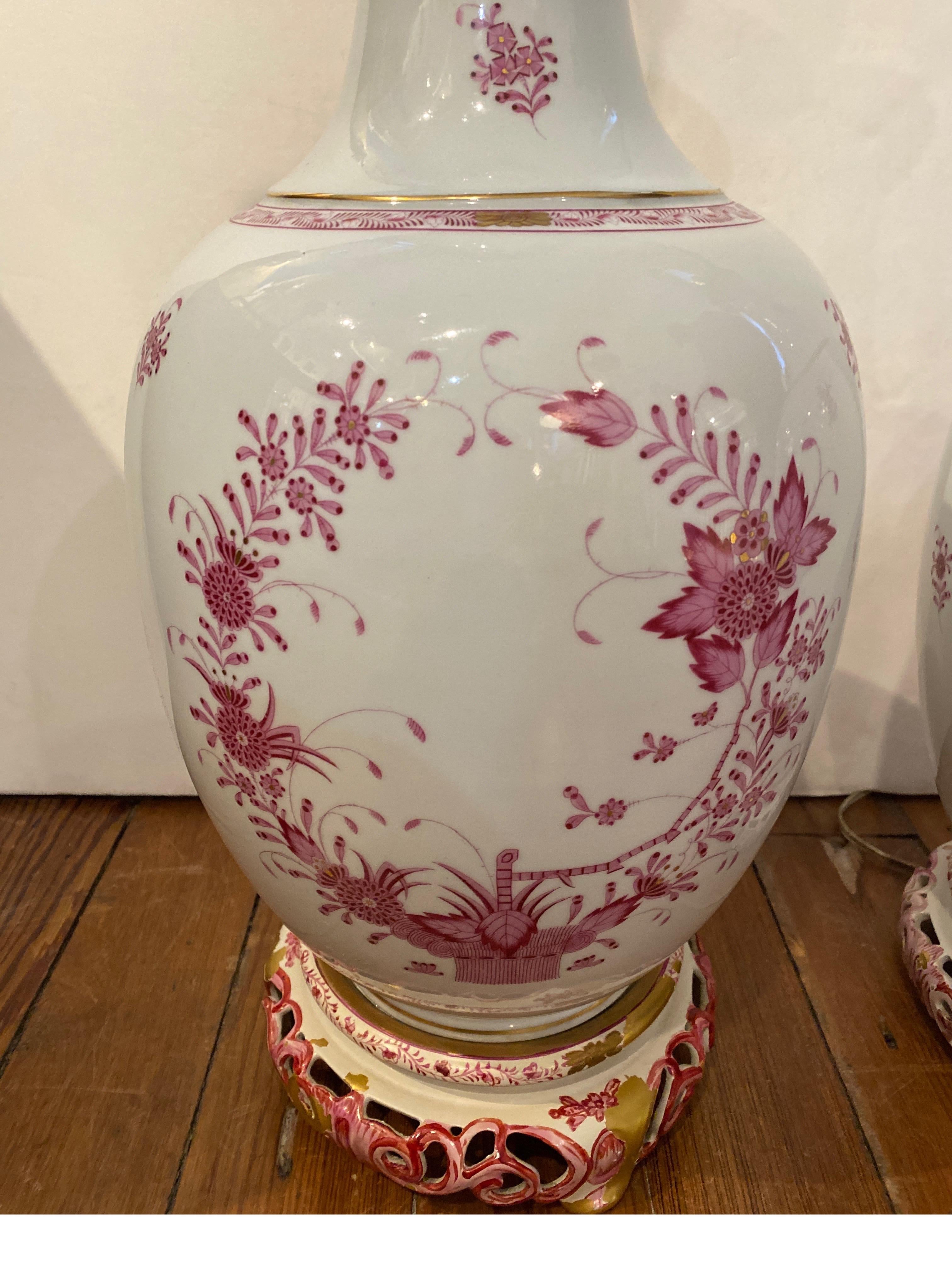 Ein Paar rosa geblümte weiße Porzellanlampen von Herrand im Zustand „Gut“ in Lambertville, NJ