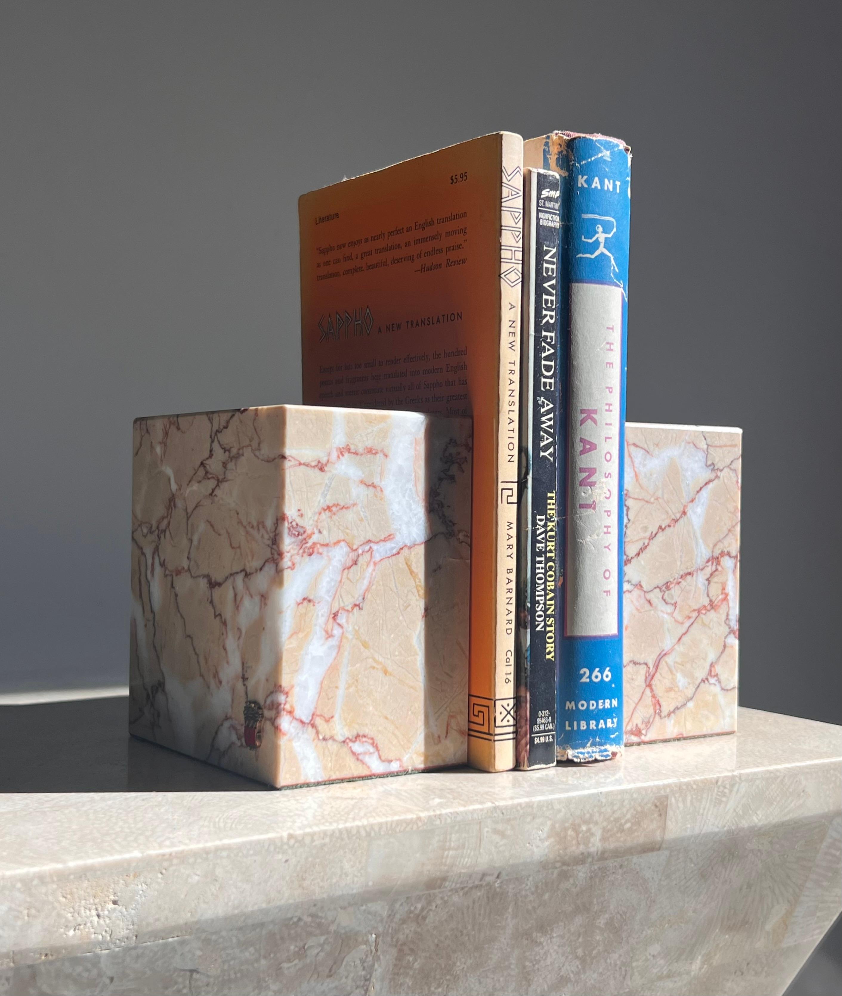 A pair of pink marble bookends by Vermont Marble Co, mid 20th century  For Sale 4