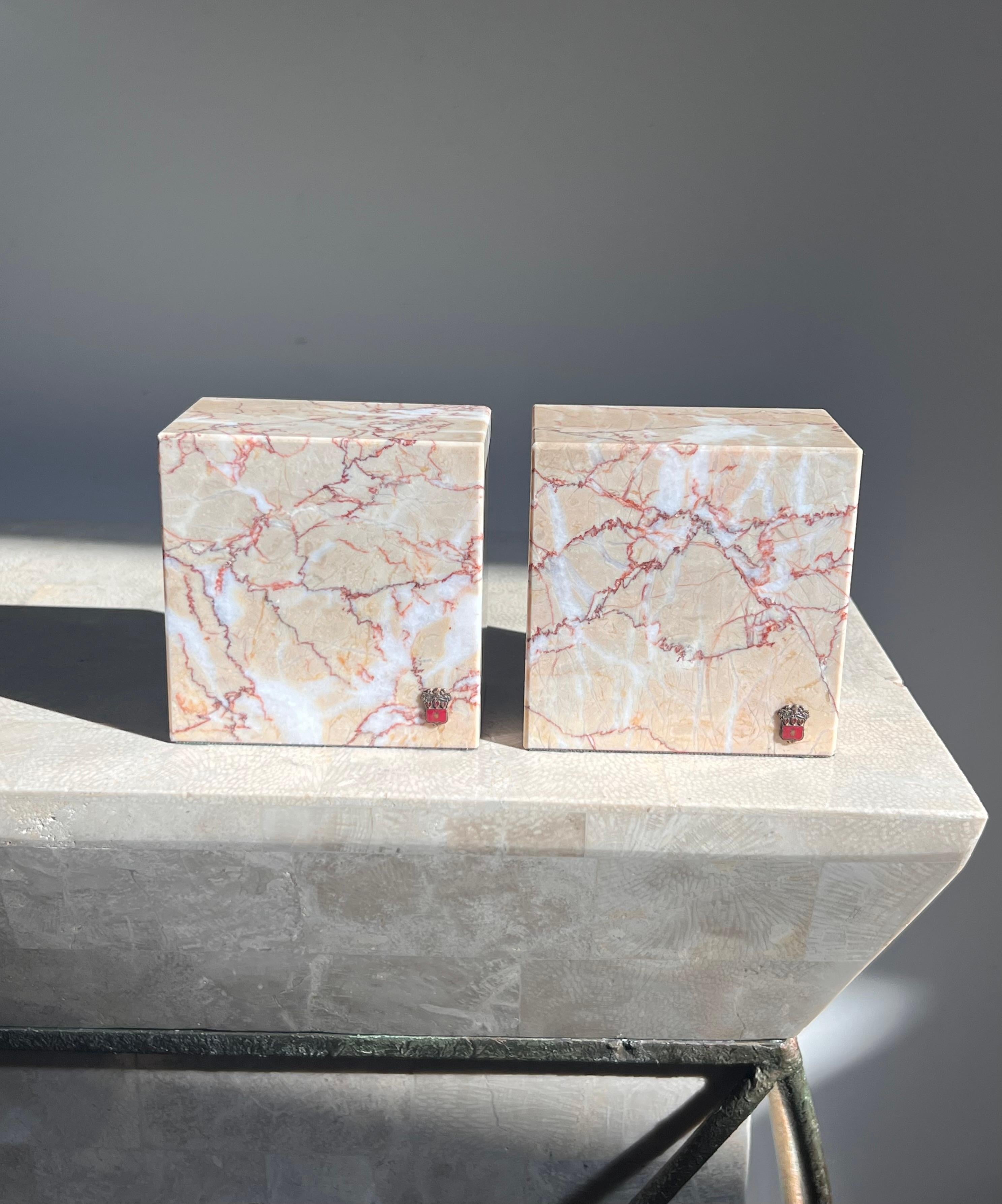 A pair of pink marble bookends by Vermont Marble Co, mid 20th century  For Sale 6