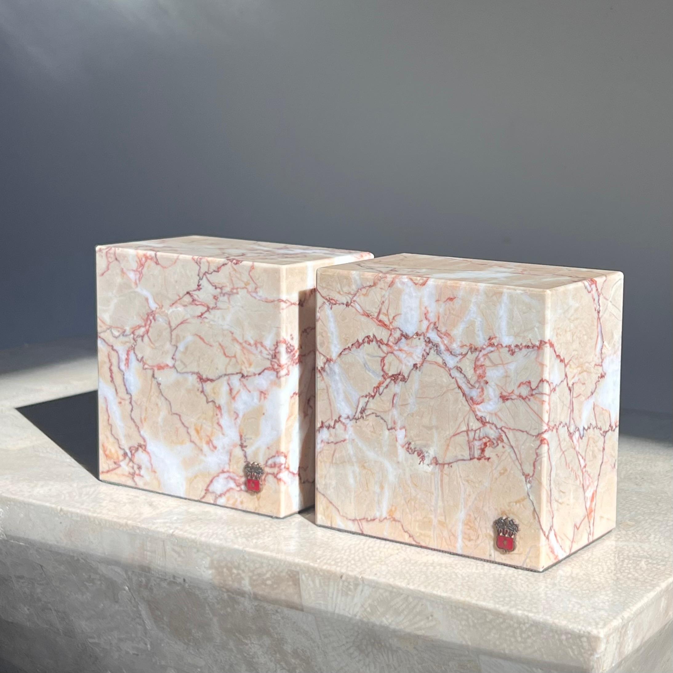 A pair of pink marble bookends by Vermont Marble Co, mid 20th century  For Sale 7