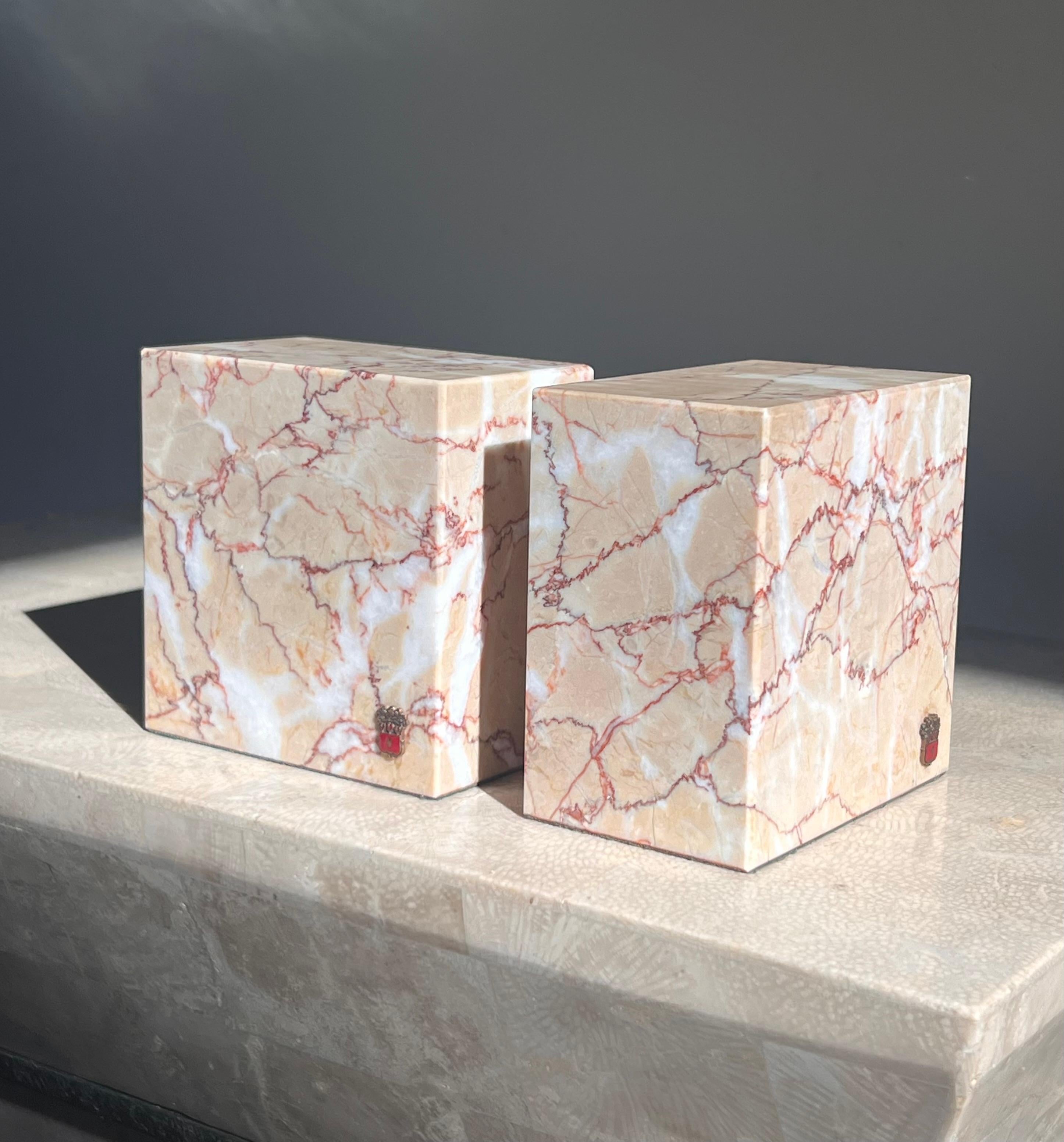 A pair of pink marble bookends by Vermont Marble Co, mid 20th century  For Sale 9