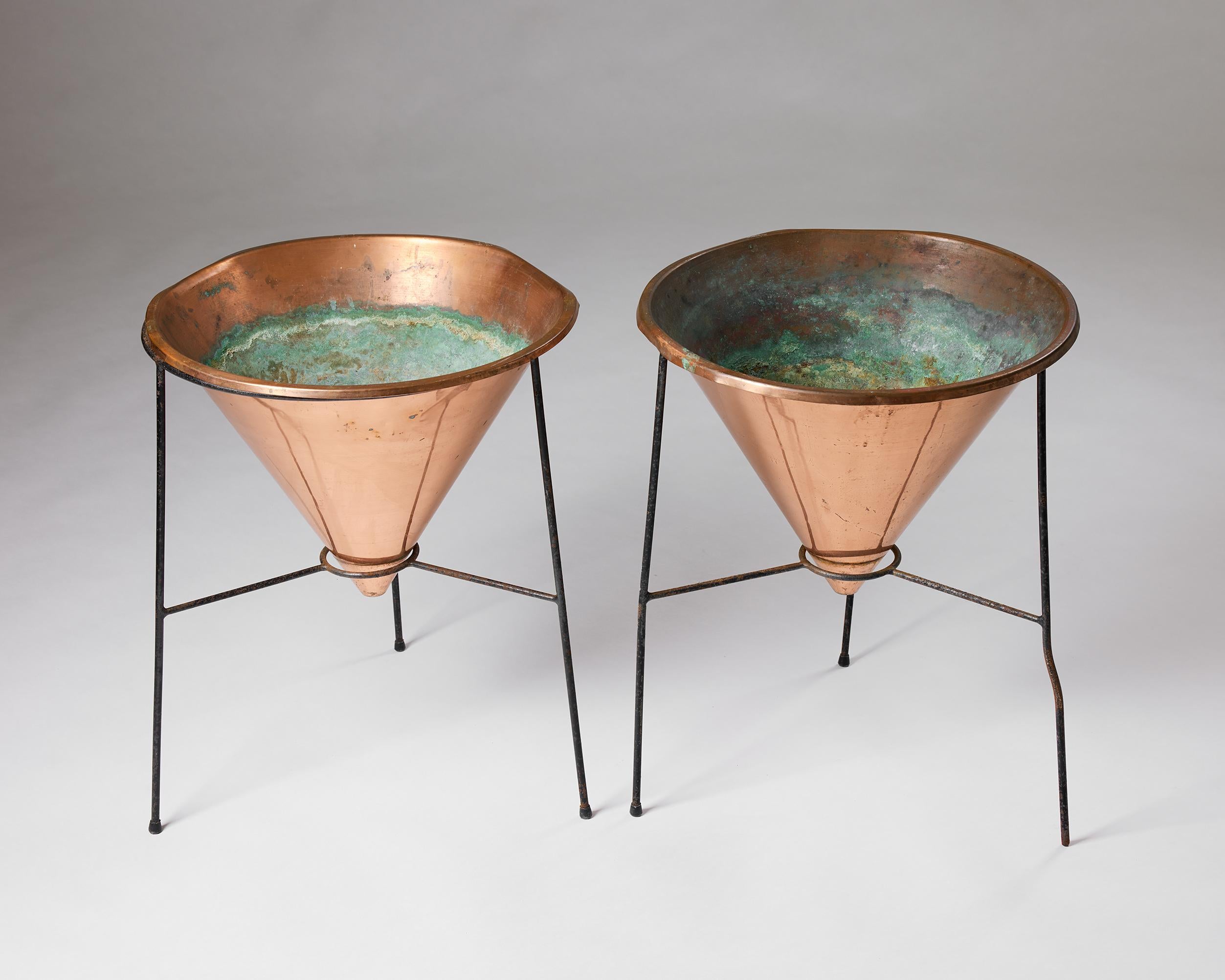 Un par de jardineras modelo M-97 diseñadas por Hans-Agne Jakobsson.
Suecia 1950/1960s.

Cobre y hierro.

H: 62 cm / 2' 1/4''
W: 50 cm / 19 5/8