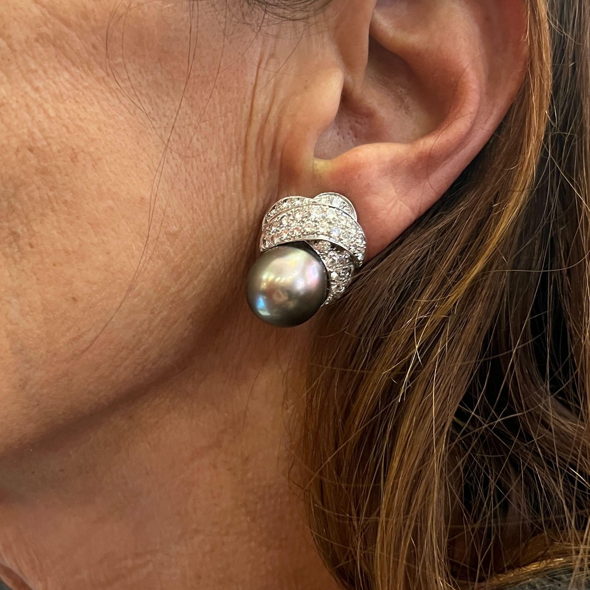 Paar Ohrringe aus Platin, 18 Karat Weißgold, Perlen und Diamanten im Zustand „Hervorragend“ im Angebot in New York, NY