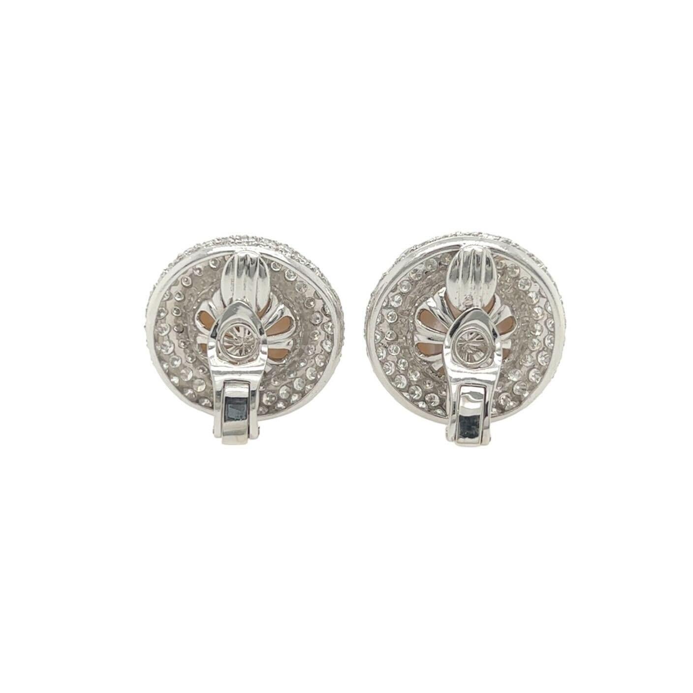 Ein Paar Ohrringe aus Platin, Perlen und Diamanten (Rundschliff)