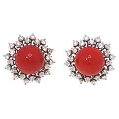 Une paire de boucles d'oreilles en platine, corail rouge et diamants