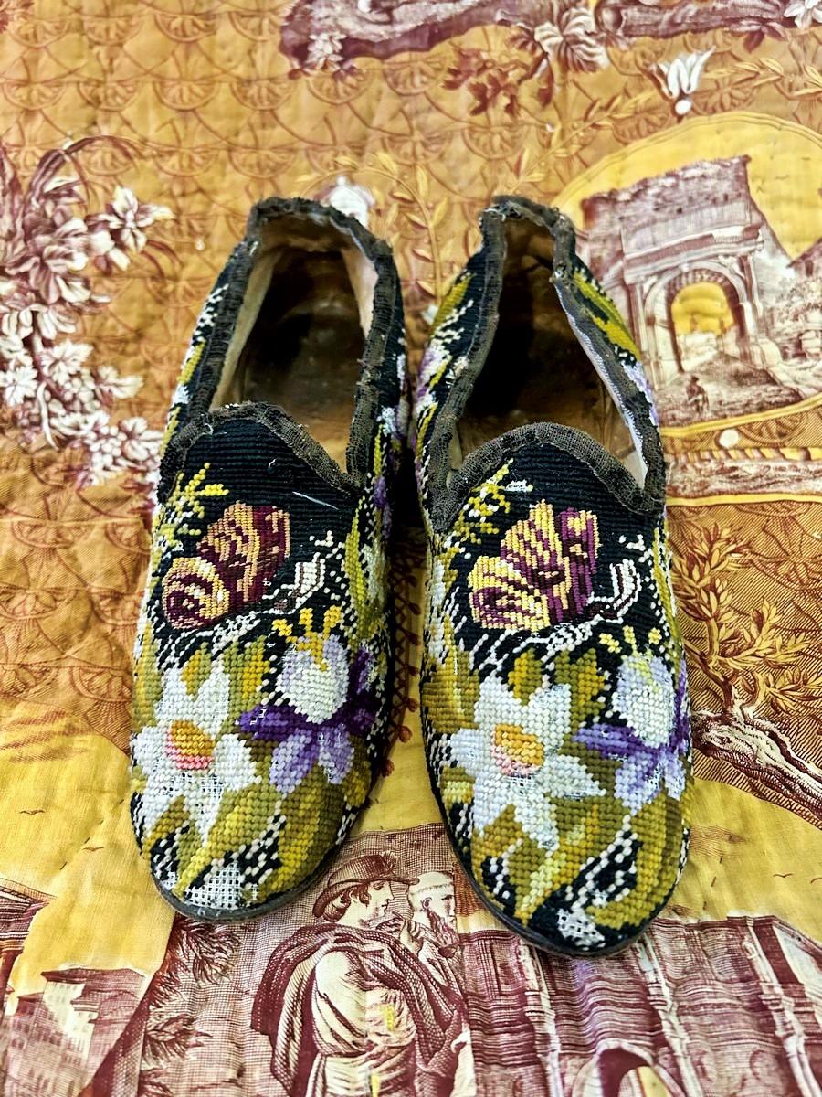 A Pair of Point Stitch Slippers for Men's Smoking Room - France Circa 1860 In Good Condition For Sale In Toulon, FR