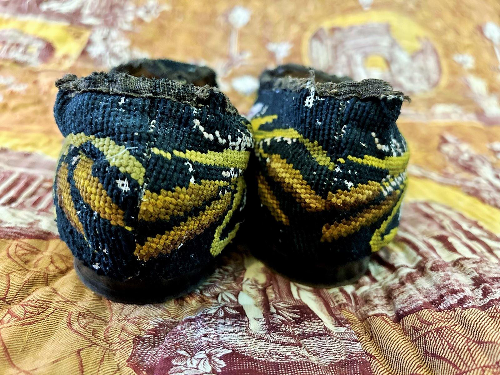 A Pair of Point Stitch Slippers for Men's Smoking Room - France Circa 1860 For Sale 4