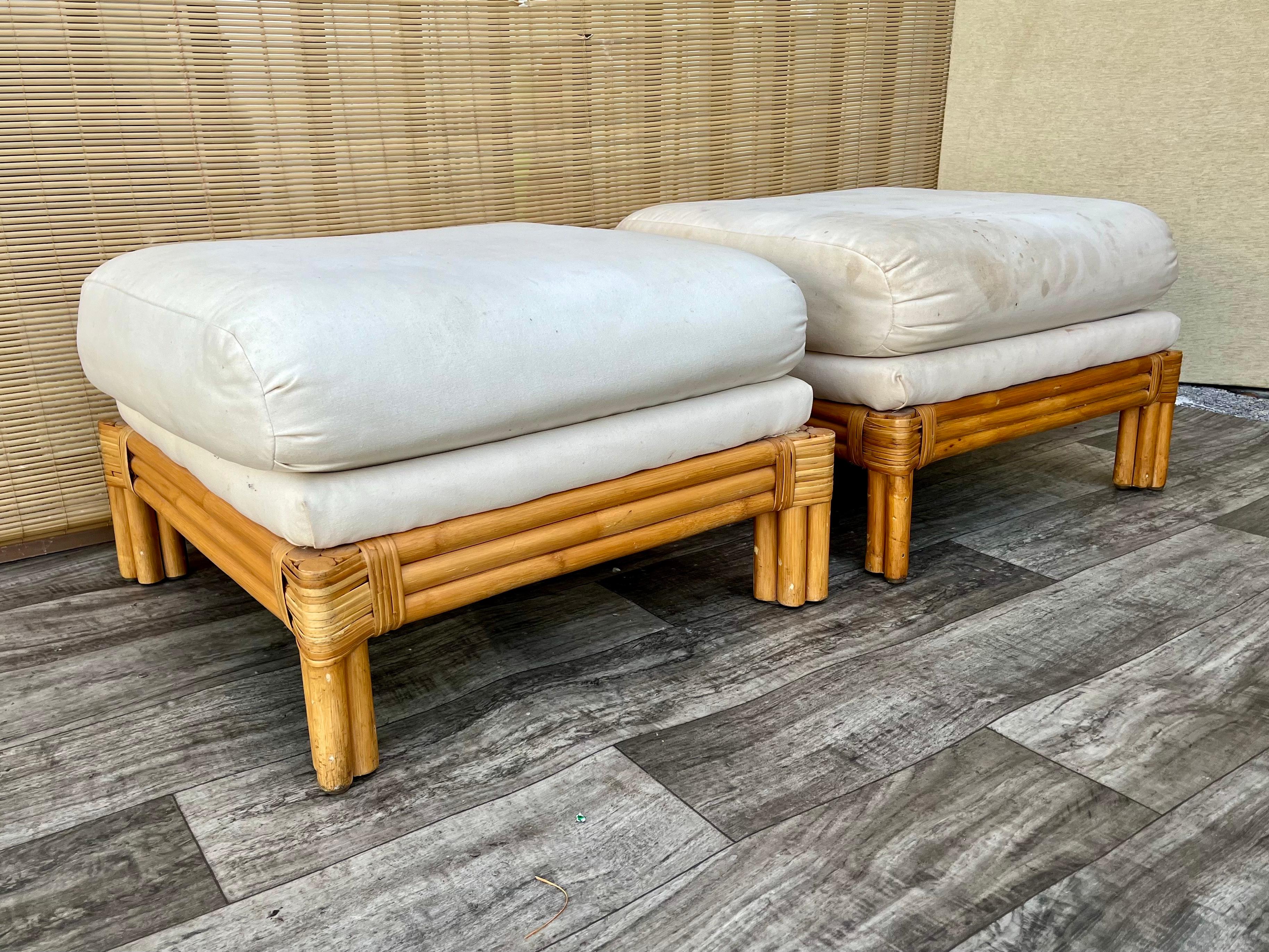 Bohème Paire d'ottomans/tabourets en rotin de style côtier Polo Ralph Lauren. Années 80. en vente