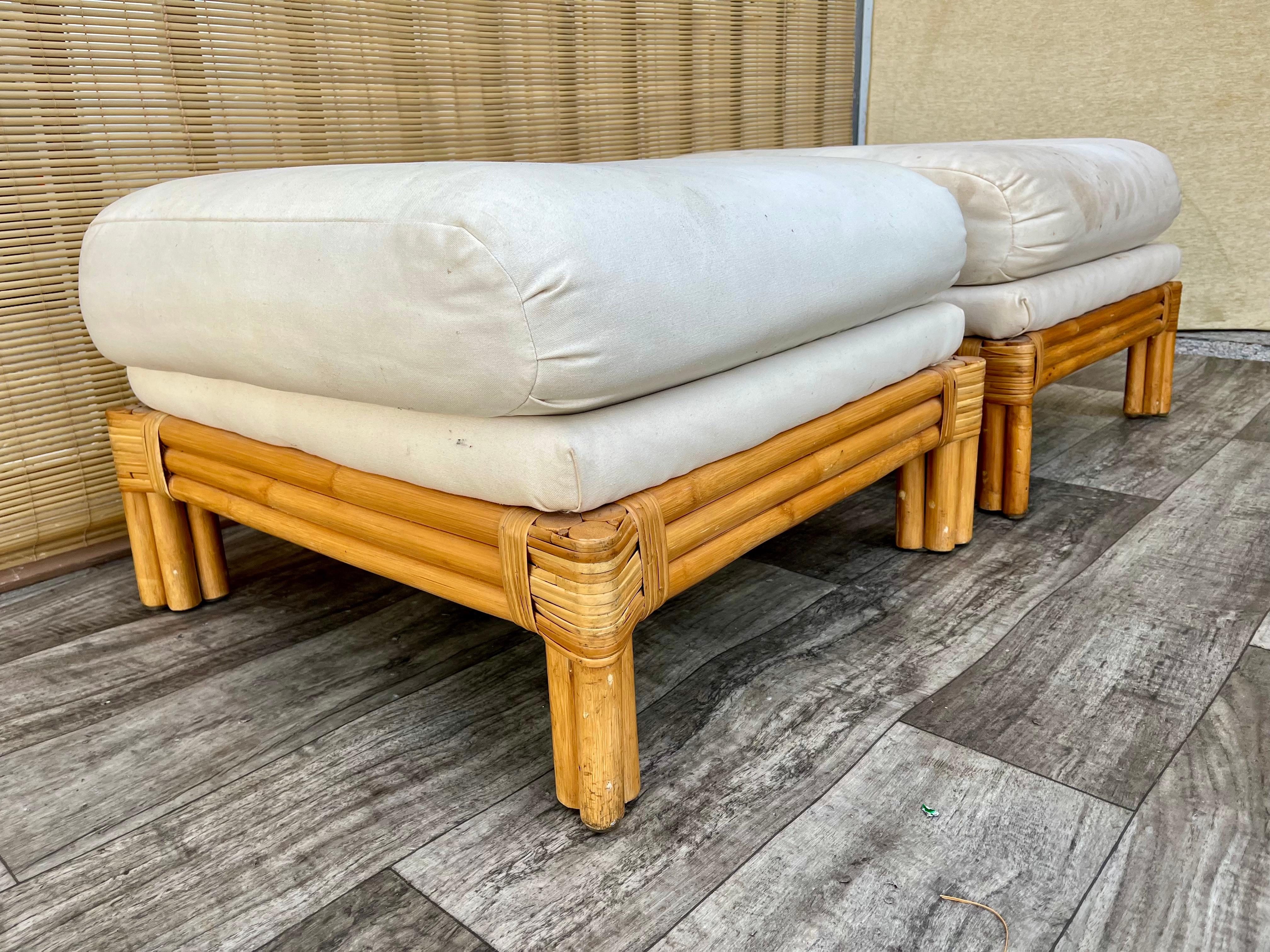 Découpage Paire d'ottomans/tabourets en rotin de style côtier Polo Ralph Lauren. Années 80. en vente
