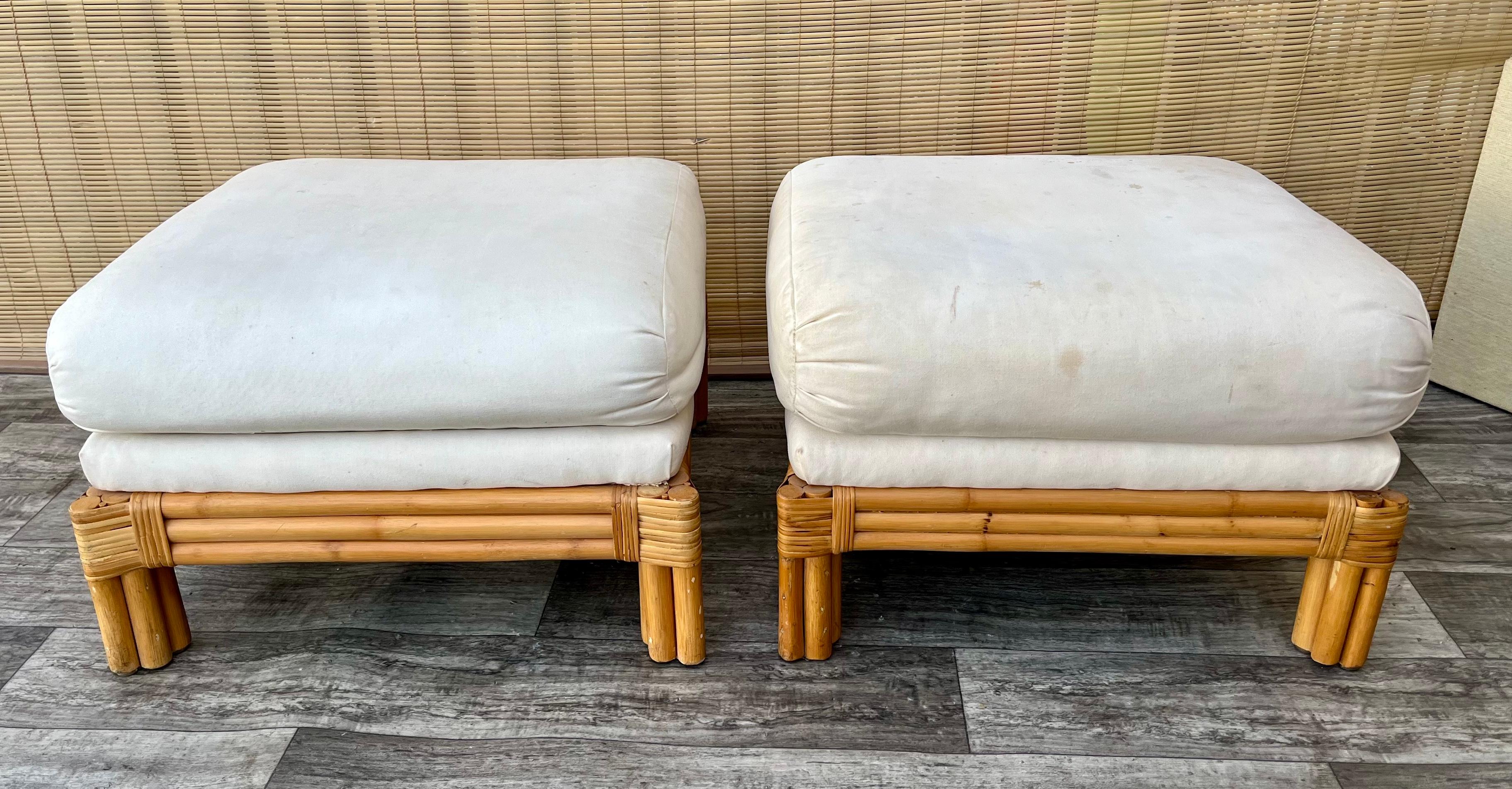 Fin du 20e siècle Paire d'ottomans/tabourets en rotin de style côtier Polo Ralph Lauren. Années 80. en vente