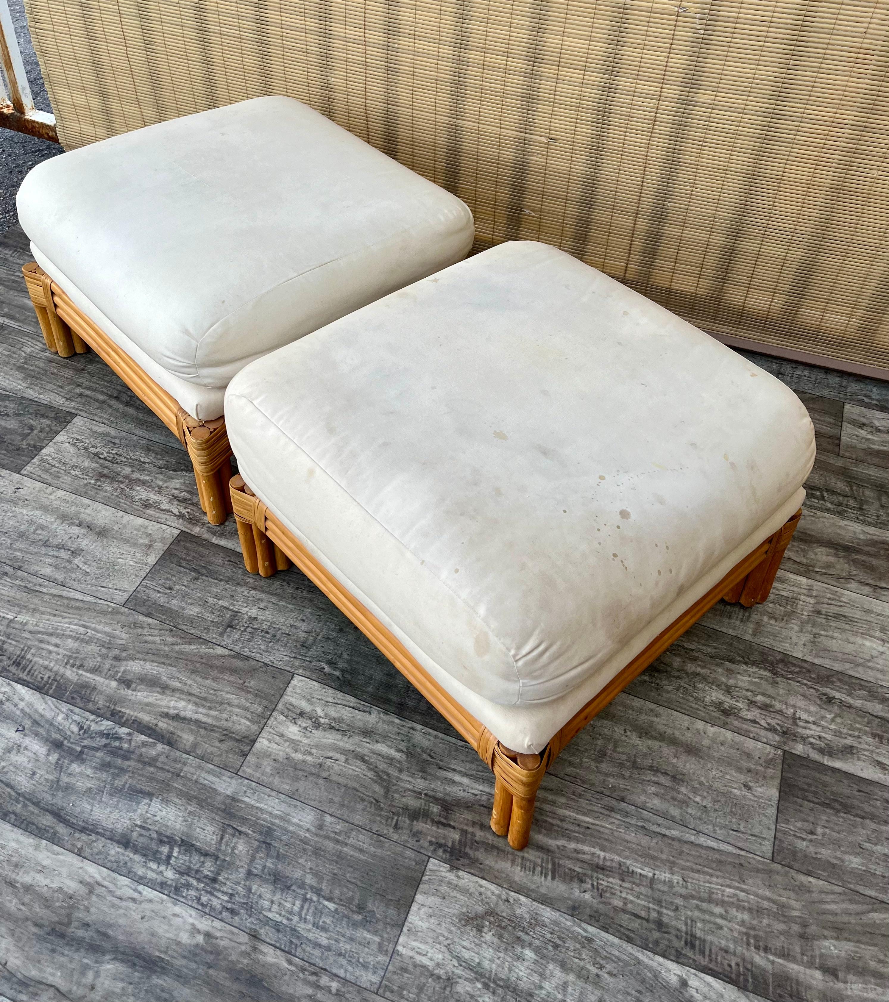 Tissu d'ameublement Paire d'ottomans/tabourets en rotin de style côtier Polo Ralph Lauren. Années 80. en vente