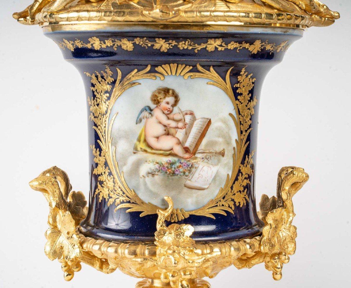 A pair of porcelain and gilt bronze vases
In perfect condition
Period: 19th century
Style: Napoleon III
Measures: Diameter: 24 cm
Height: 47 cm.