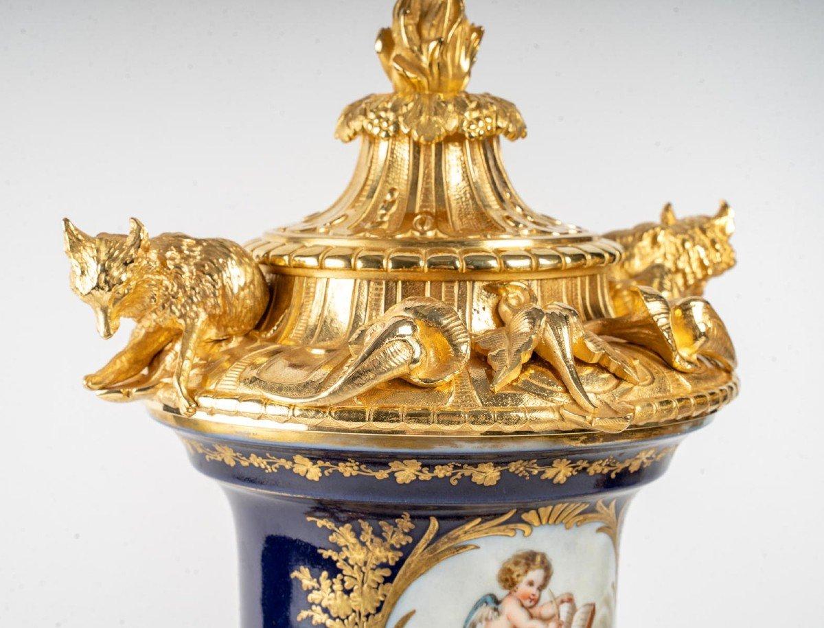 Pair of Porcelain and Gilt Bronze Vases In Good Condition In Saint-Ouen, FR