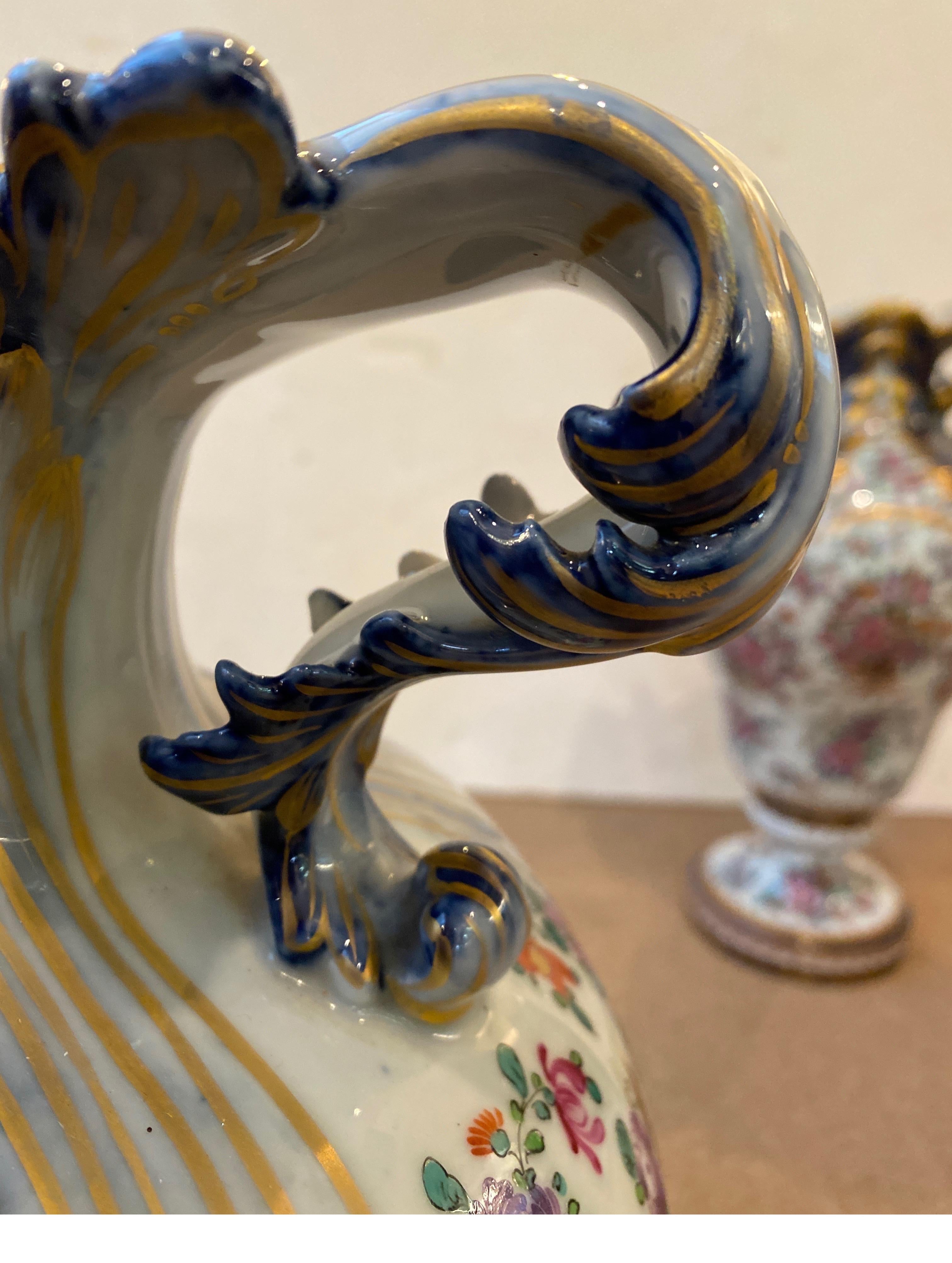 Coppia di urne armoriali in porcellana di Napoli Capodimonte del XIX secolo in vendita 5