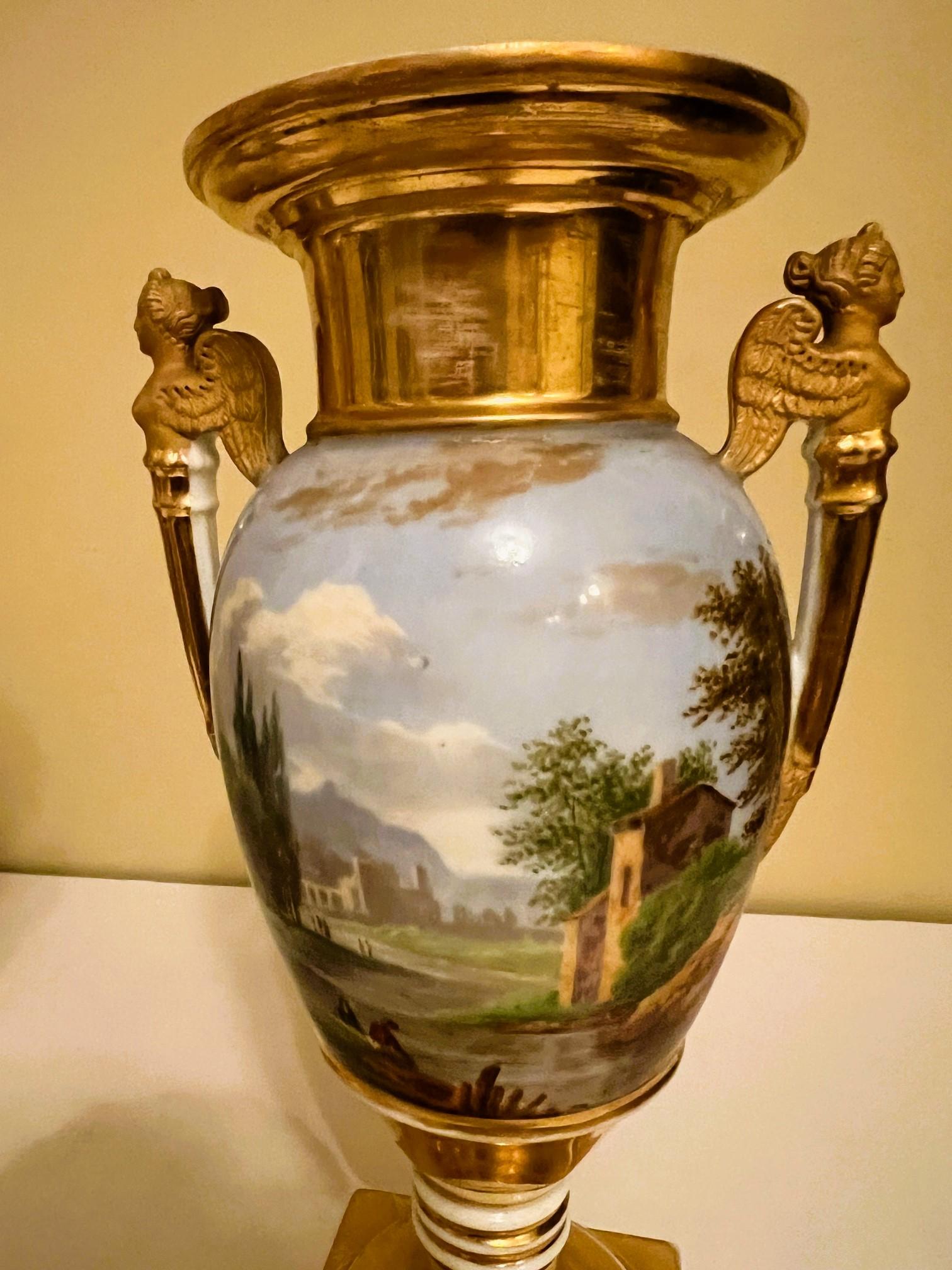 Empire Paire de vases en porcelaine de Paris de forme ovide, vers 1820 en vente