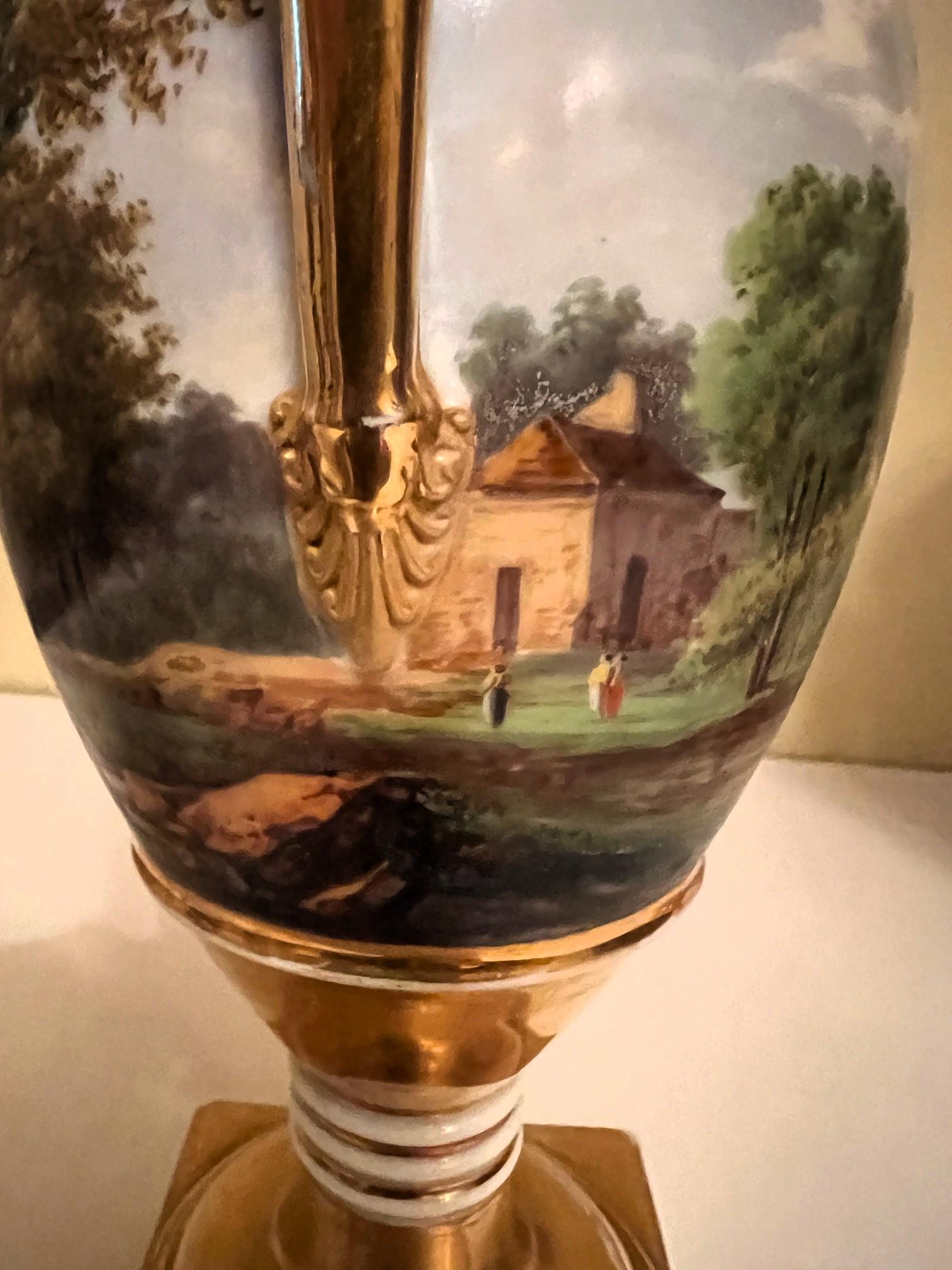 Paire de vases en porcelaine de Paris de forme ovide, vers 1820 Bon état - En vente à Alexandria, VA