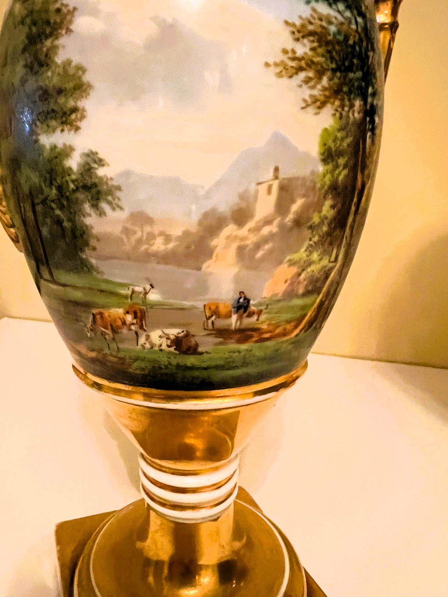 Ein Paar Vasen in ovaler Form aus Porzellan de Paris, um:1820, Paar (Frühes 19. Jahrhundert) im Angebot