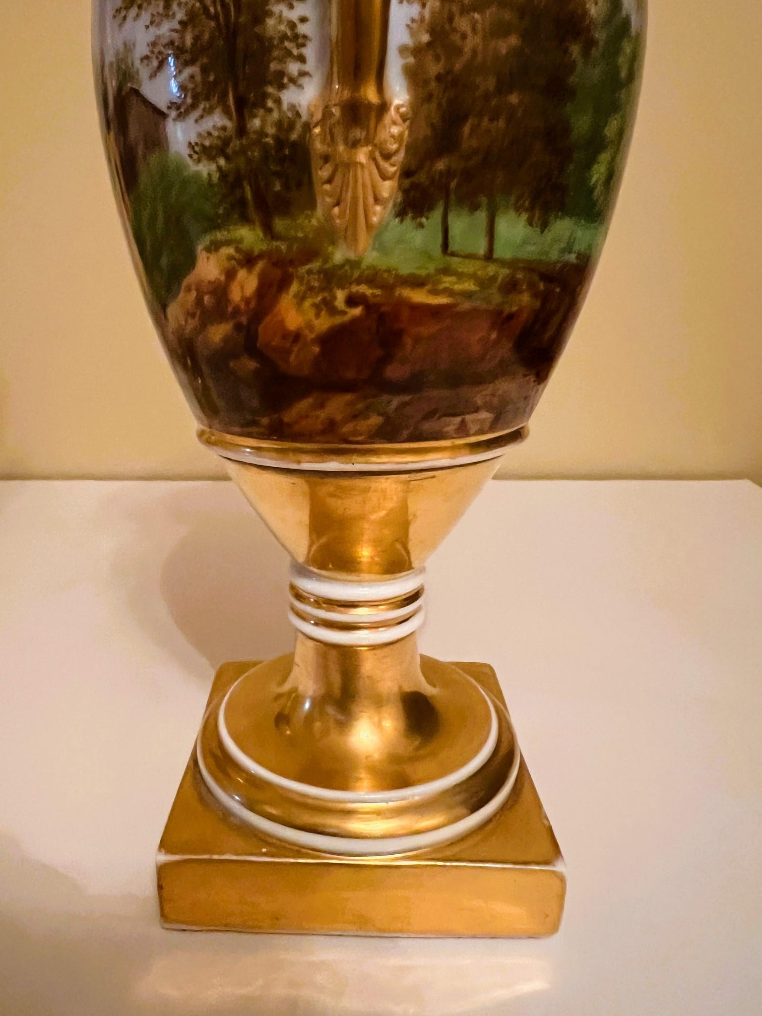 Ein Paar Vasen in ovaler Form aus Porzellan de Paris, um:1820, Paar im Angebot 1