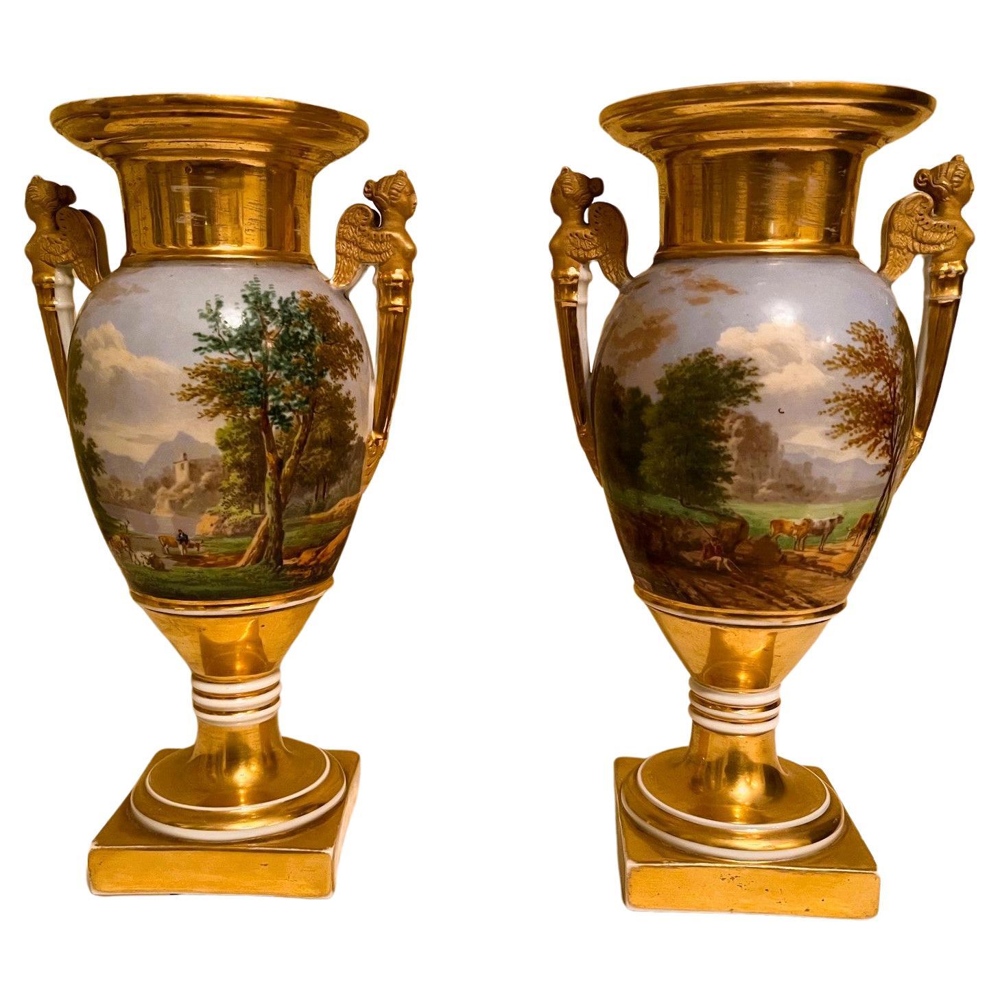 Ein Paar Vasen in ovaler Form aus Porzellan de Paris, um:1820, Paar im Angebot
