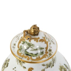 Un par de jarrones decorativos de porcelana, Francia, de Bourdoir & Bloch, décadas de 1880 y 1890