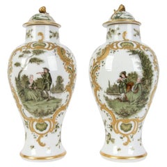Un par de jarrones decorativos de porcelana, Francia, de Bourdoir & Bloch, décadas de 1880 y 1890