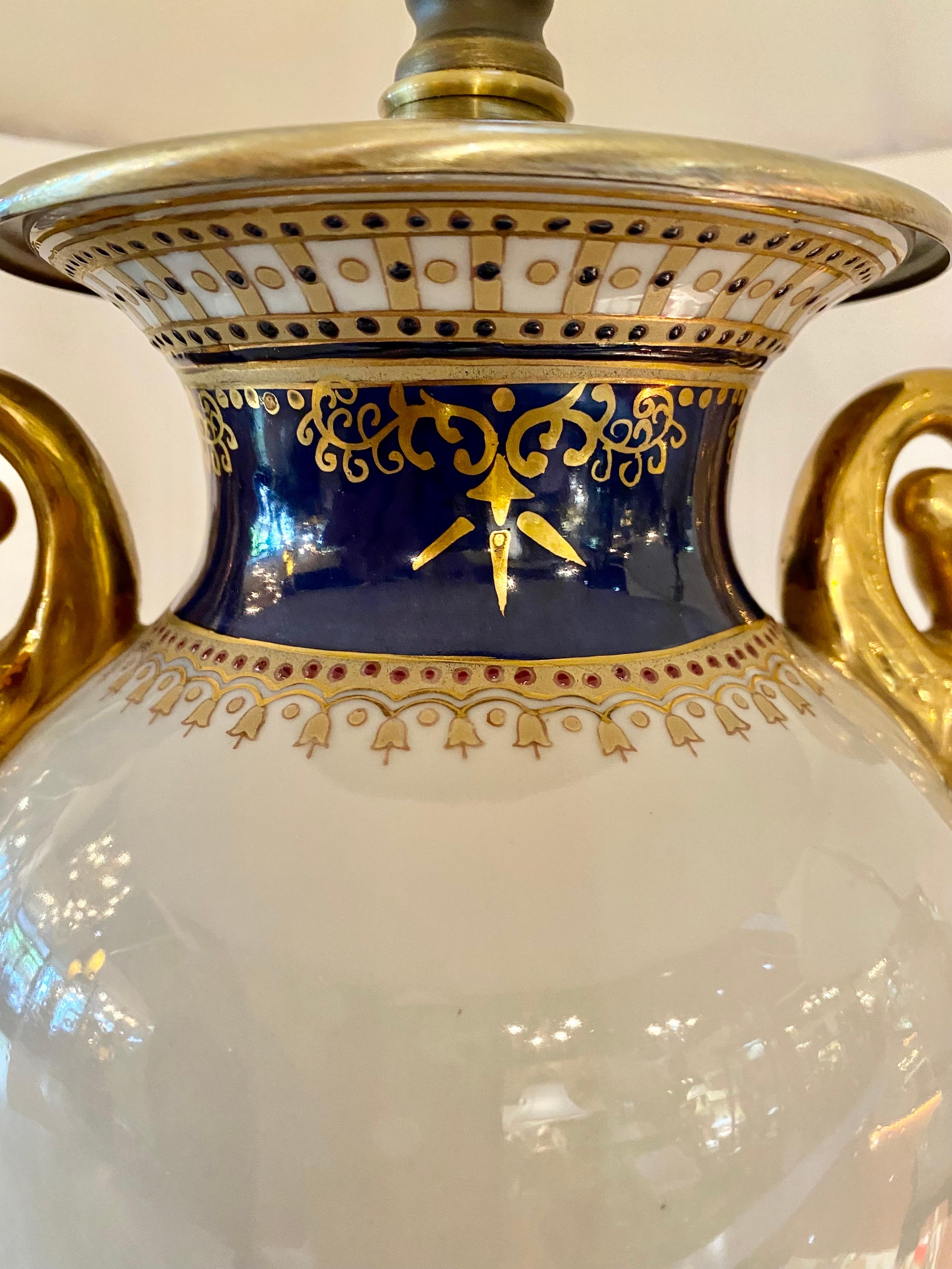 Peint à la main Paire de lampes de bureau néoclassiques en porcelaine peintes à la main en vente