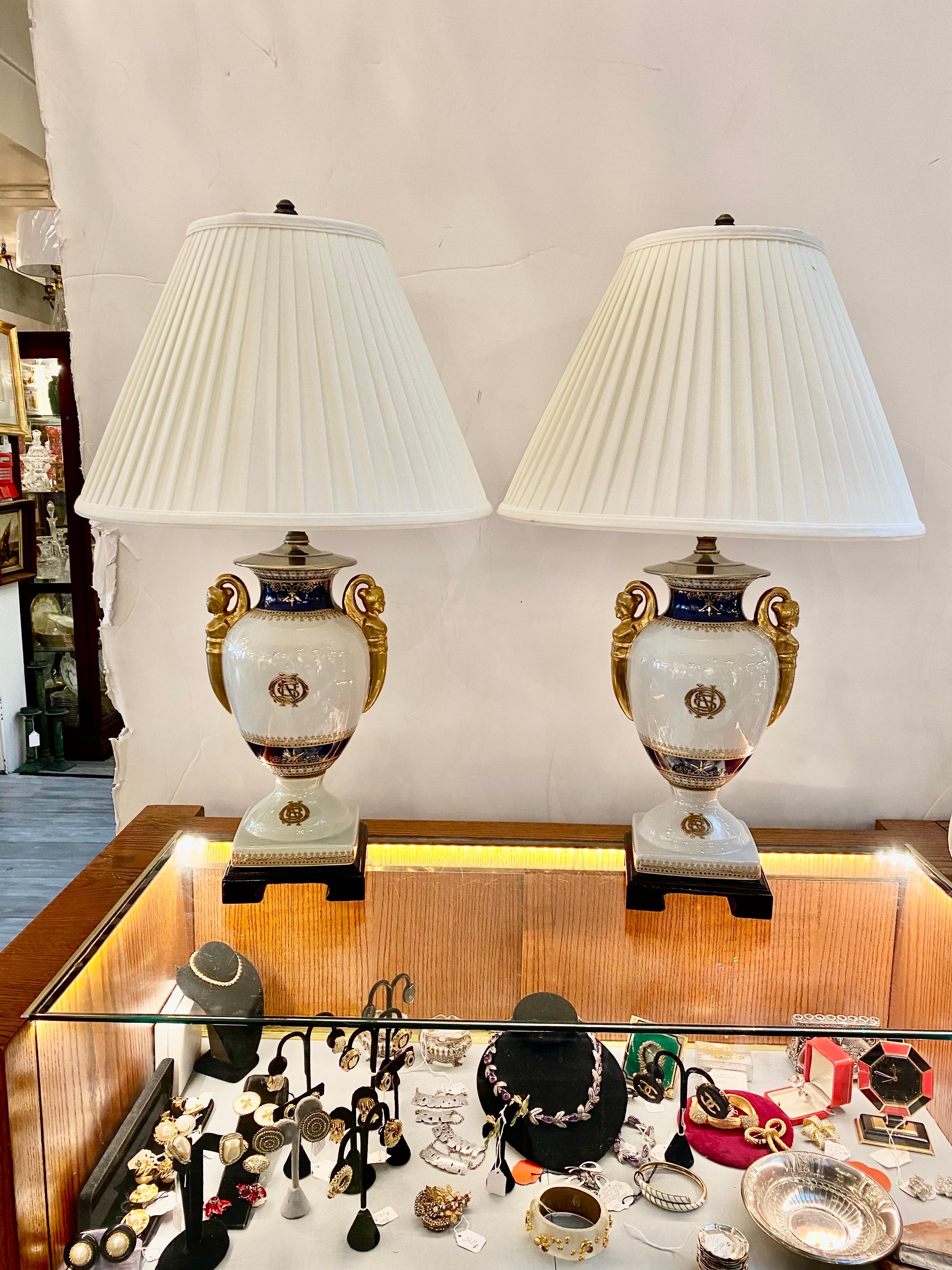 Paire de lampes de bureau néoclassiques en porcelaine peintes à la main en vente 1